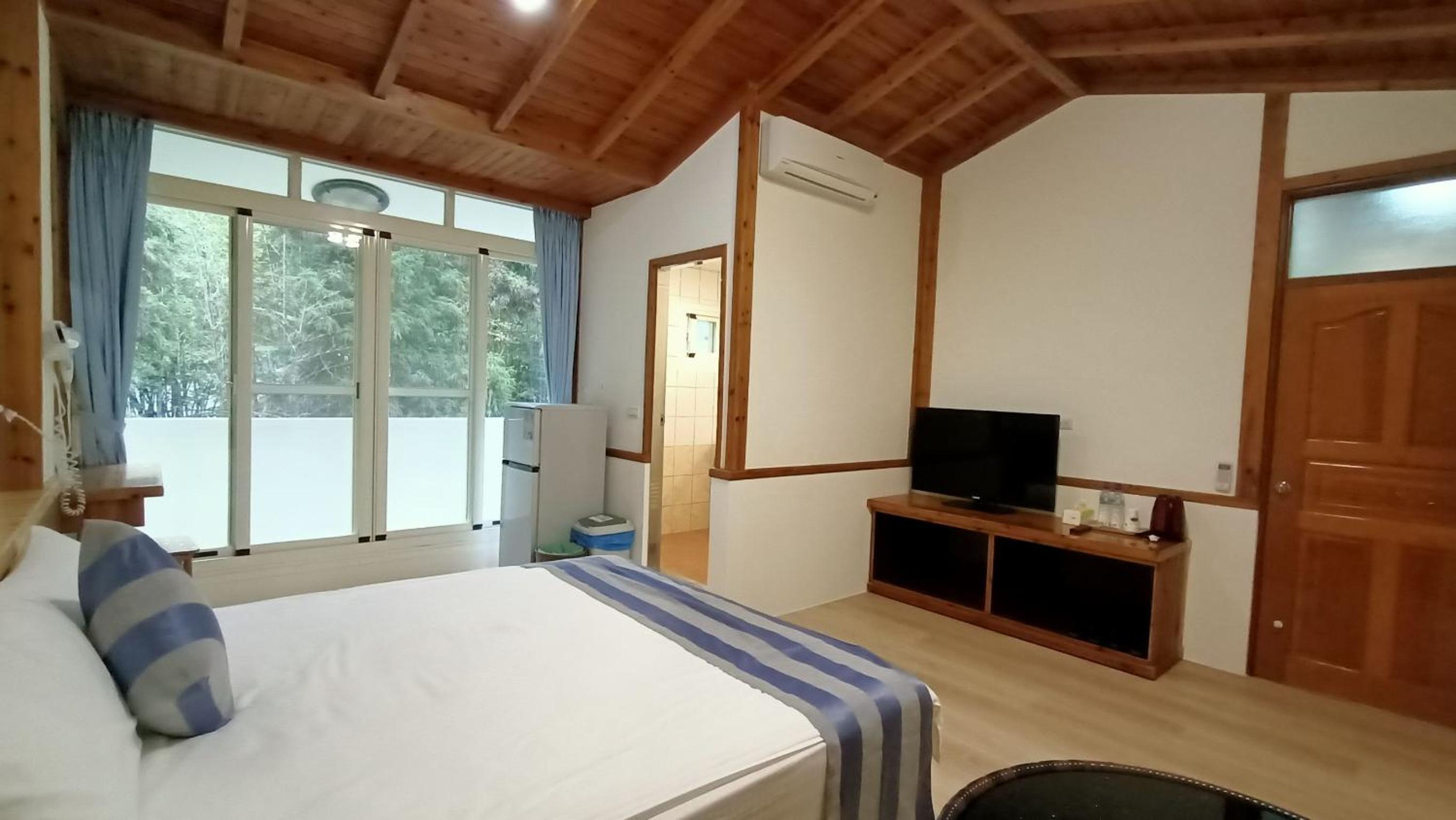Standard Double Room - Photo 8