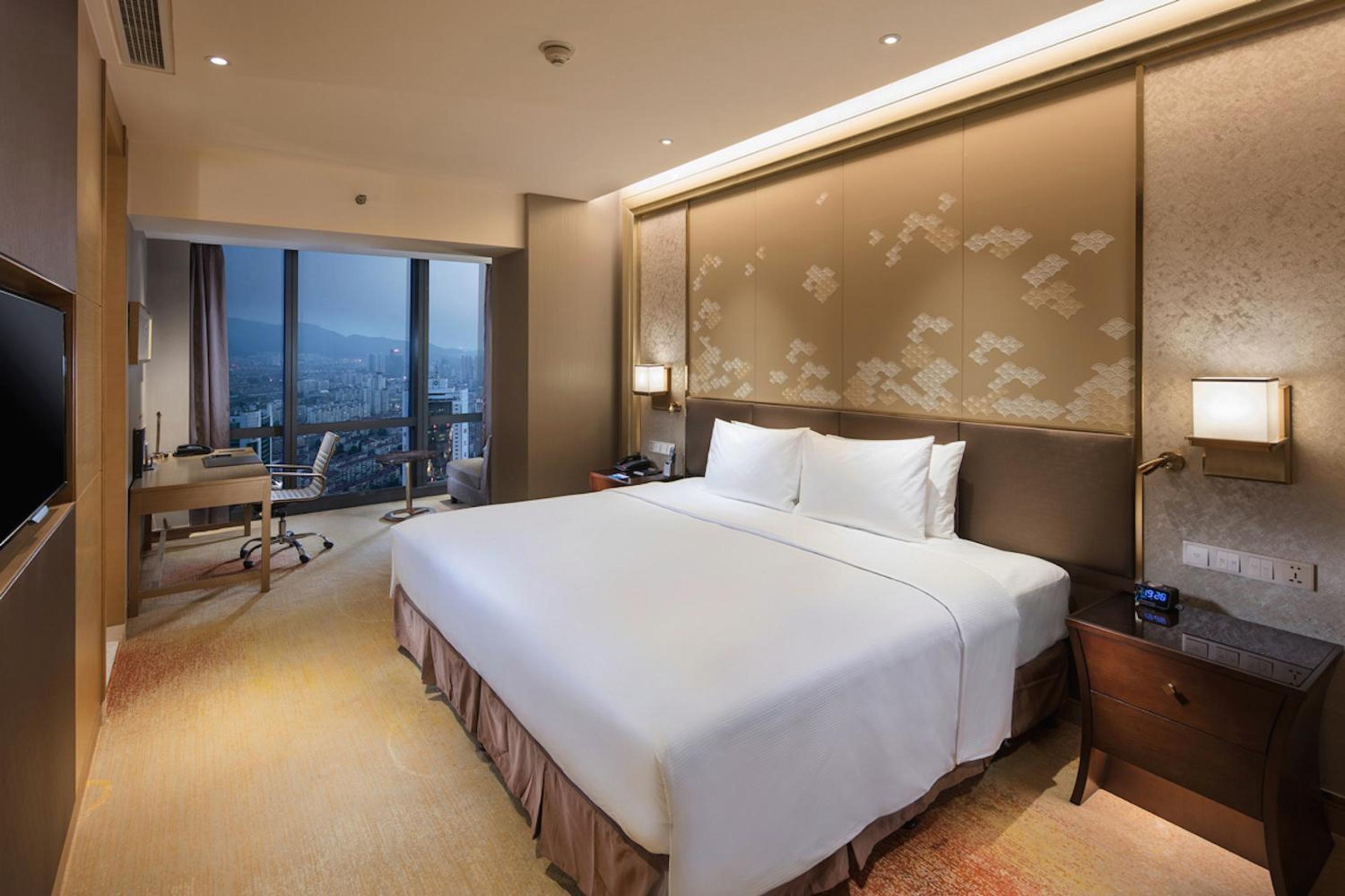 One-Bedroom Deluxe King Suite