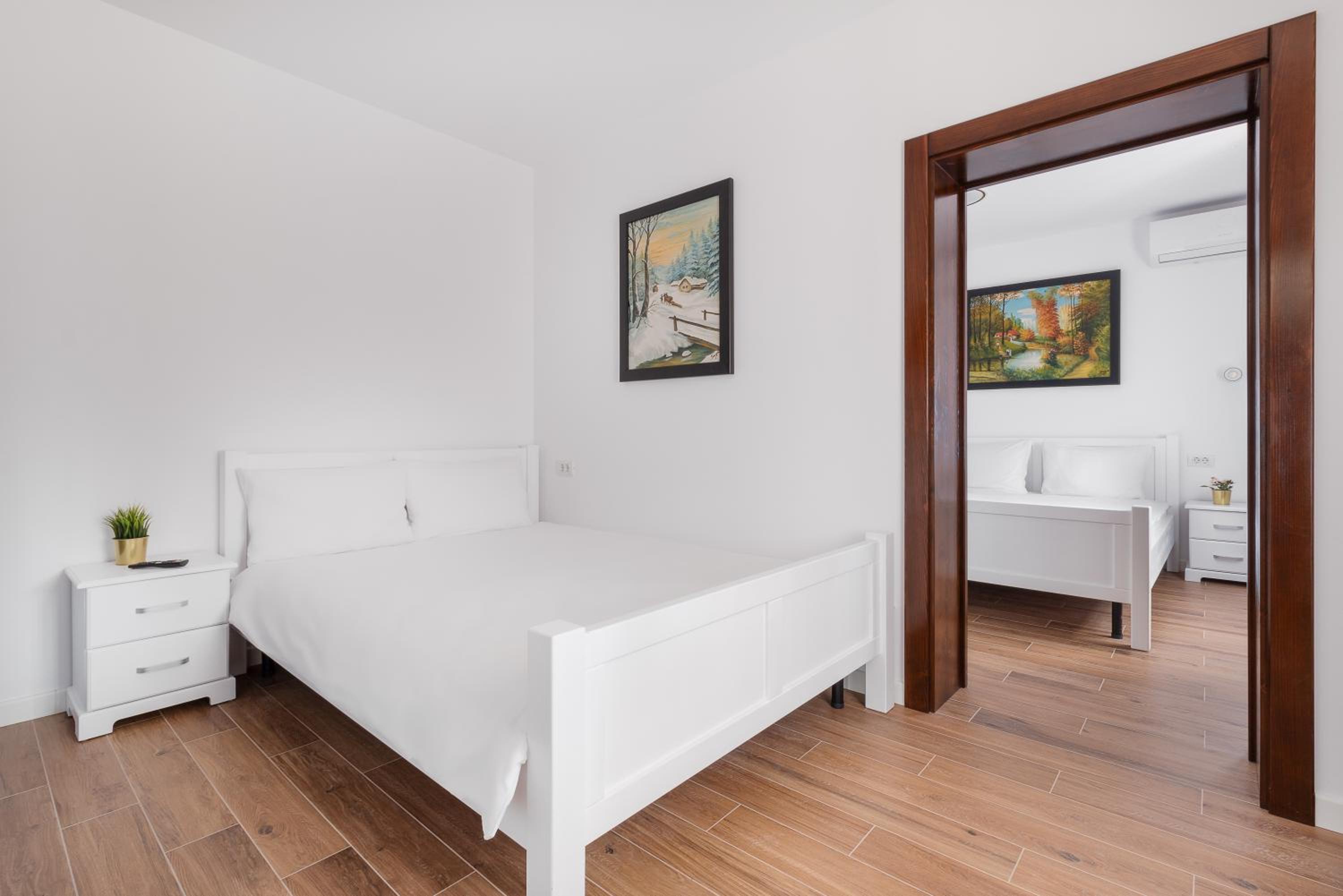 Five-Bedroom House photo 1