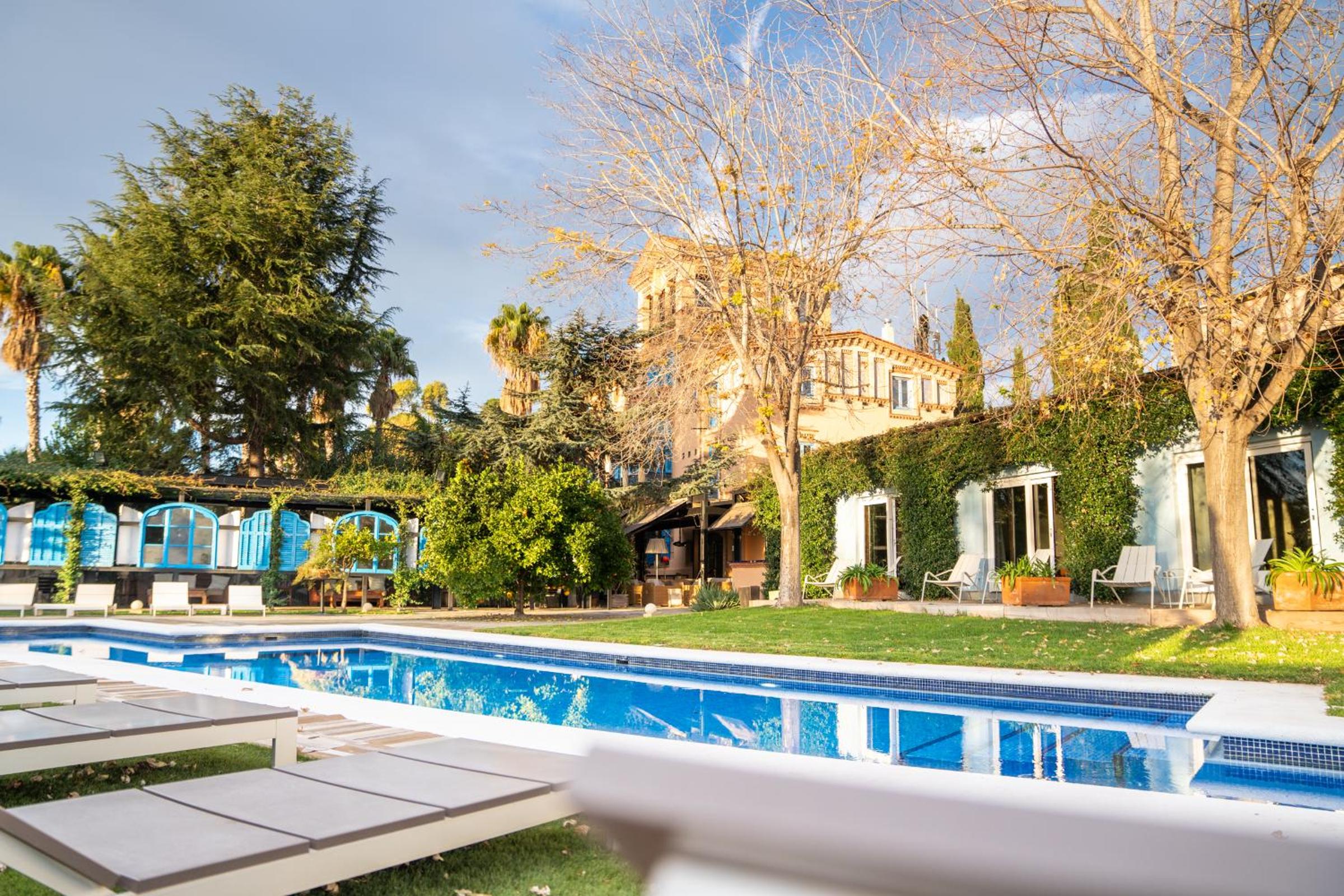 Deluxe Double Room with Pool View - Photo 3
