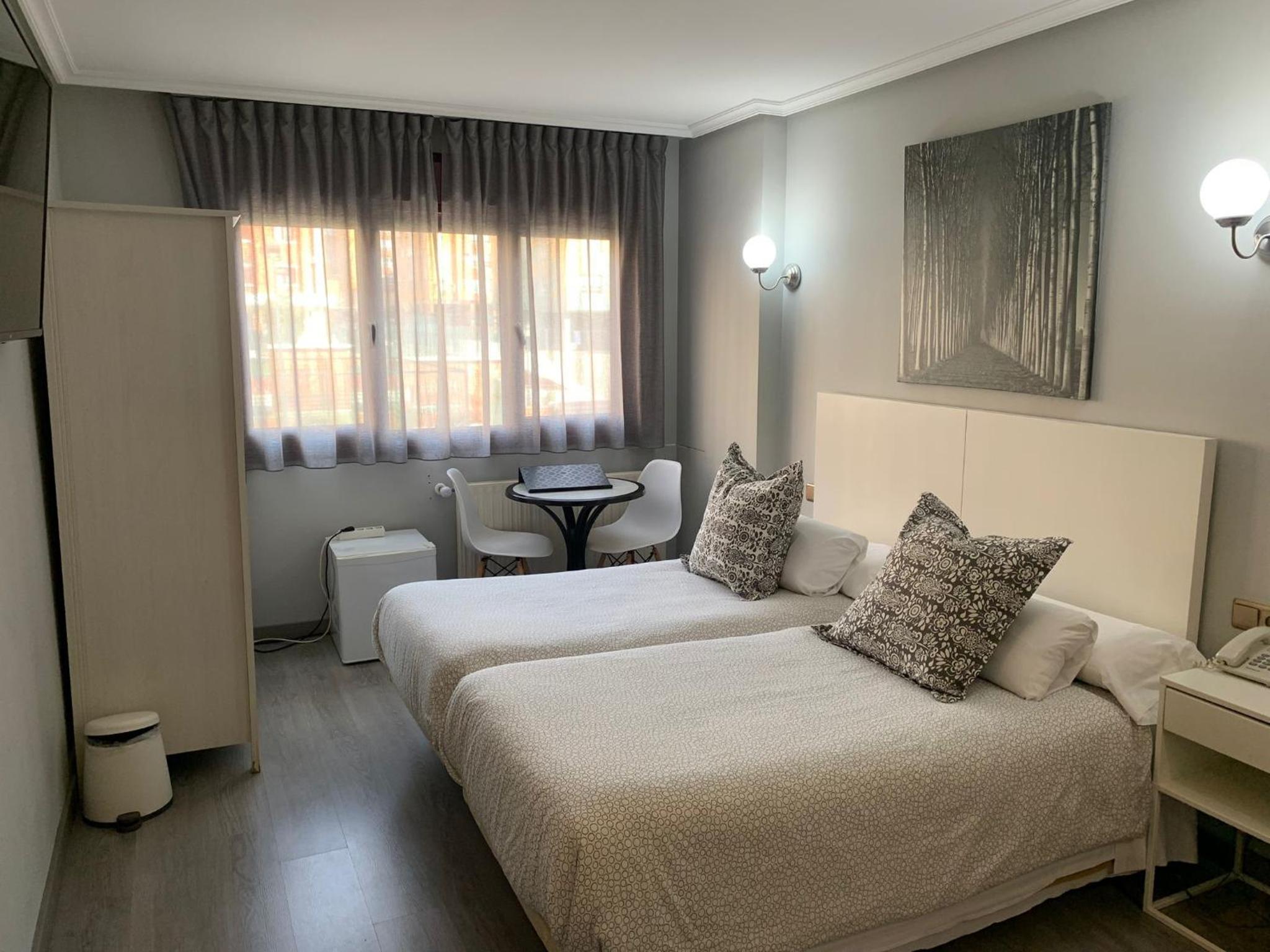 Twin Room - Photo 2