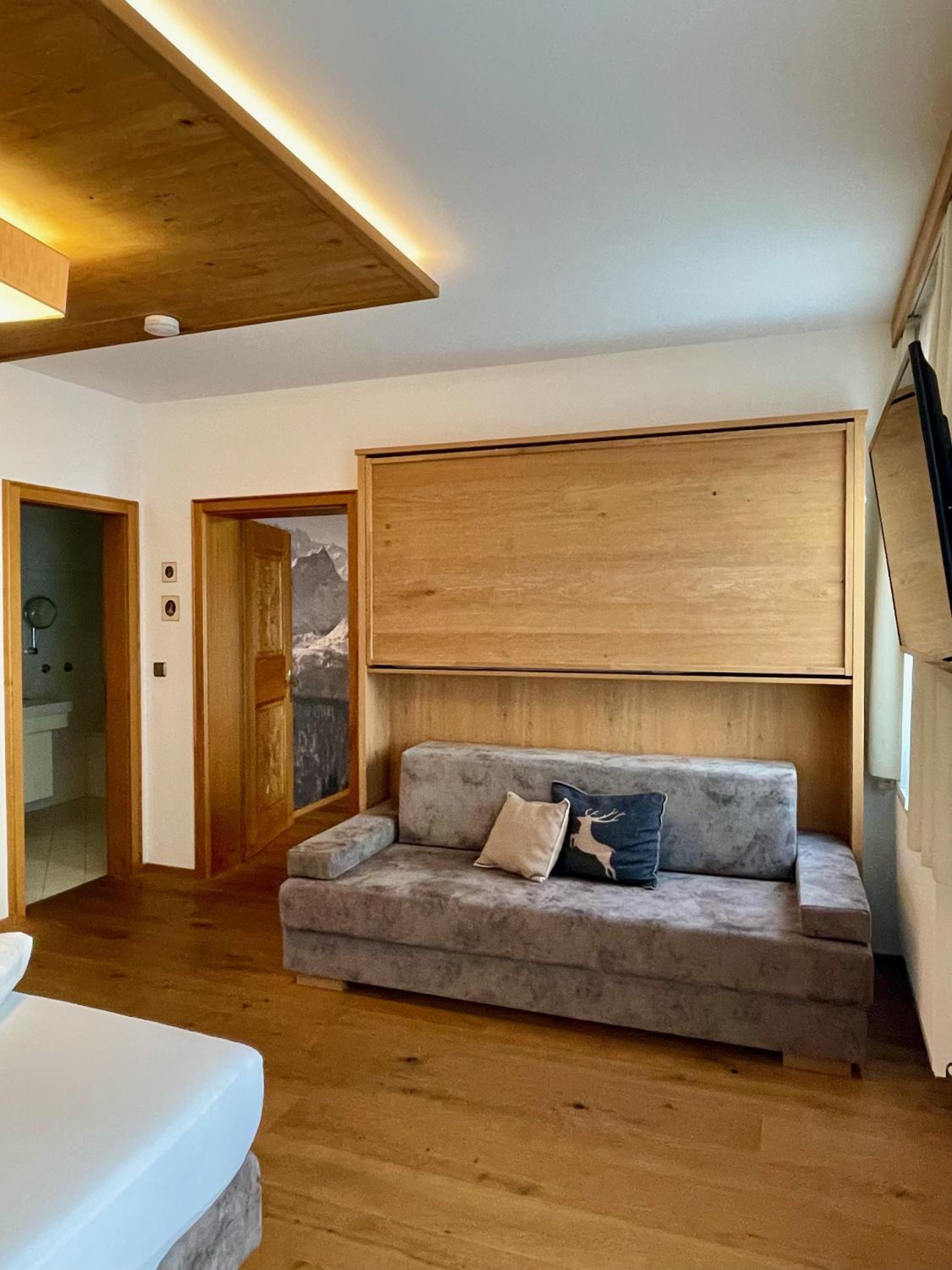 One-Bedroom Suite - Photo 2