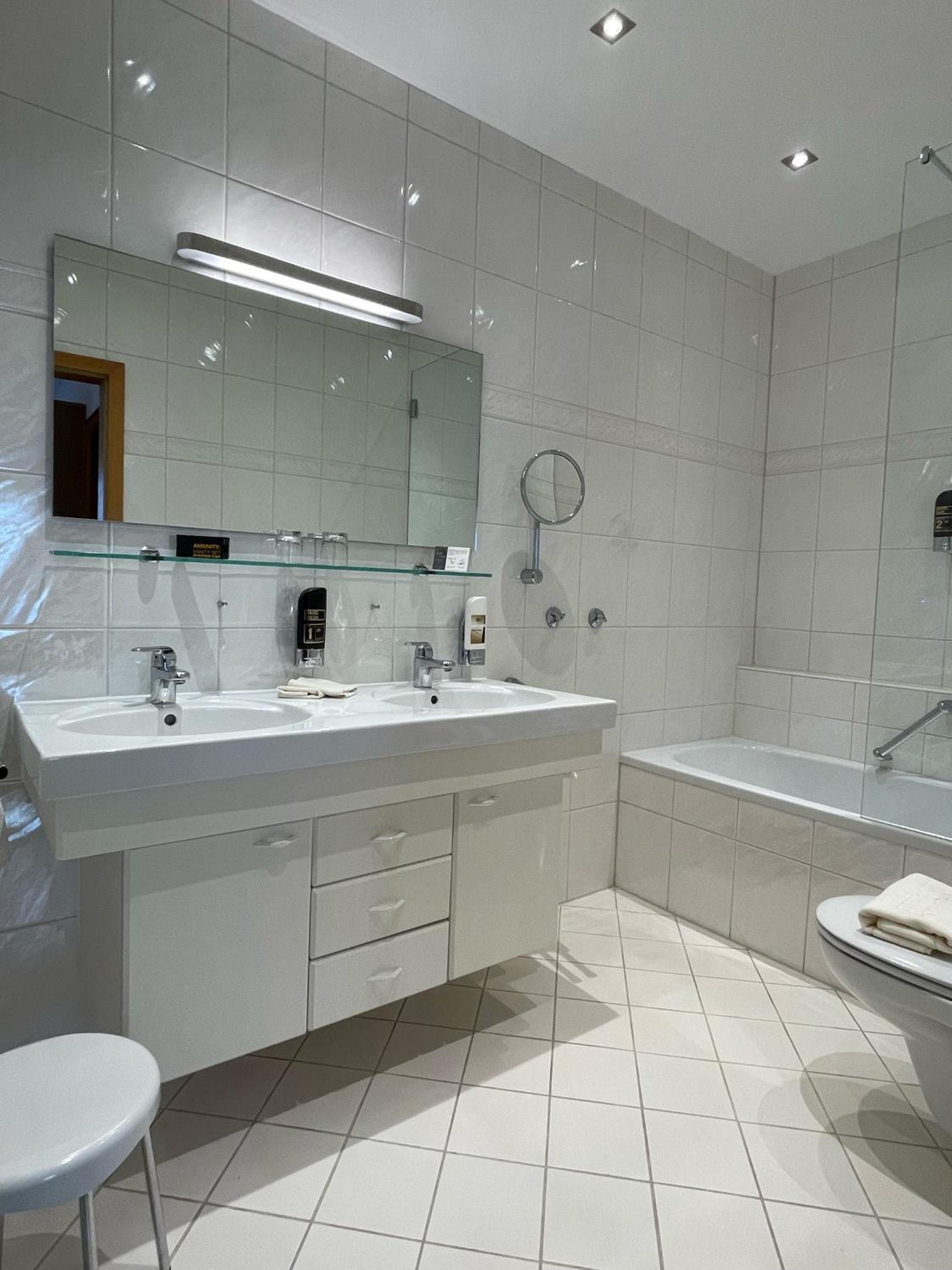 One-Bedroom Suite - Photo 3