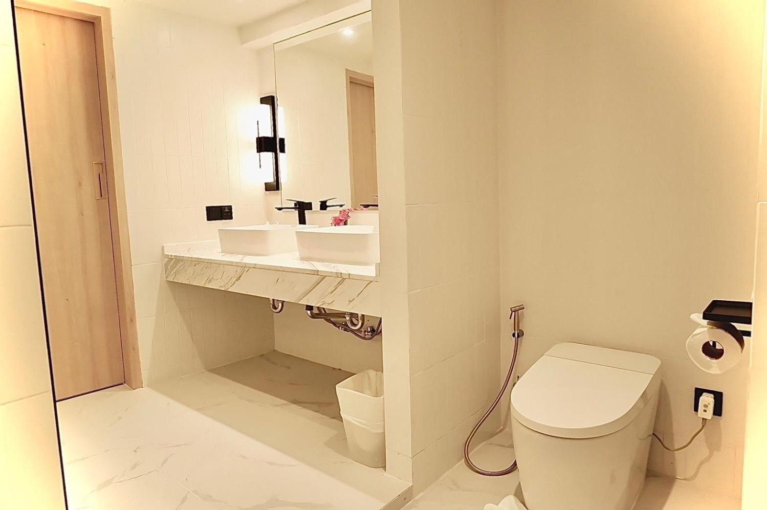 Grand Executive Suite Ocean View - Newly Renovate - Photo 3