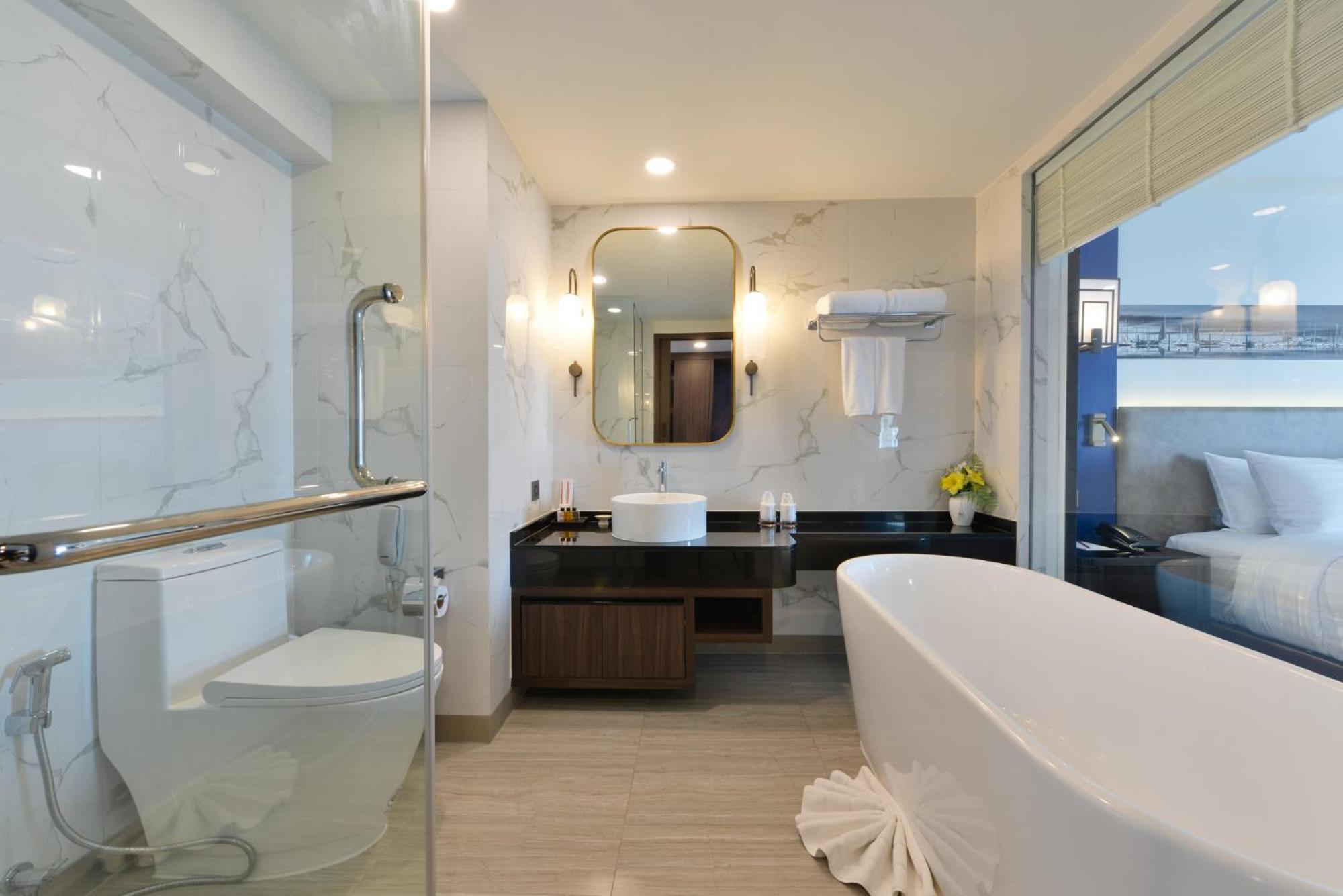 Grand Executive Suite Ocean View - Newly Renovate - Photo 7