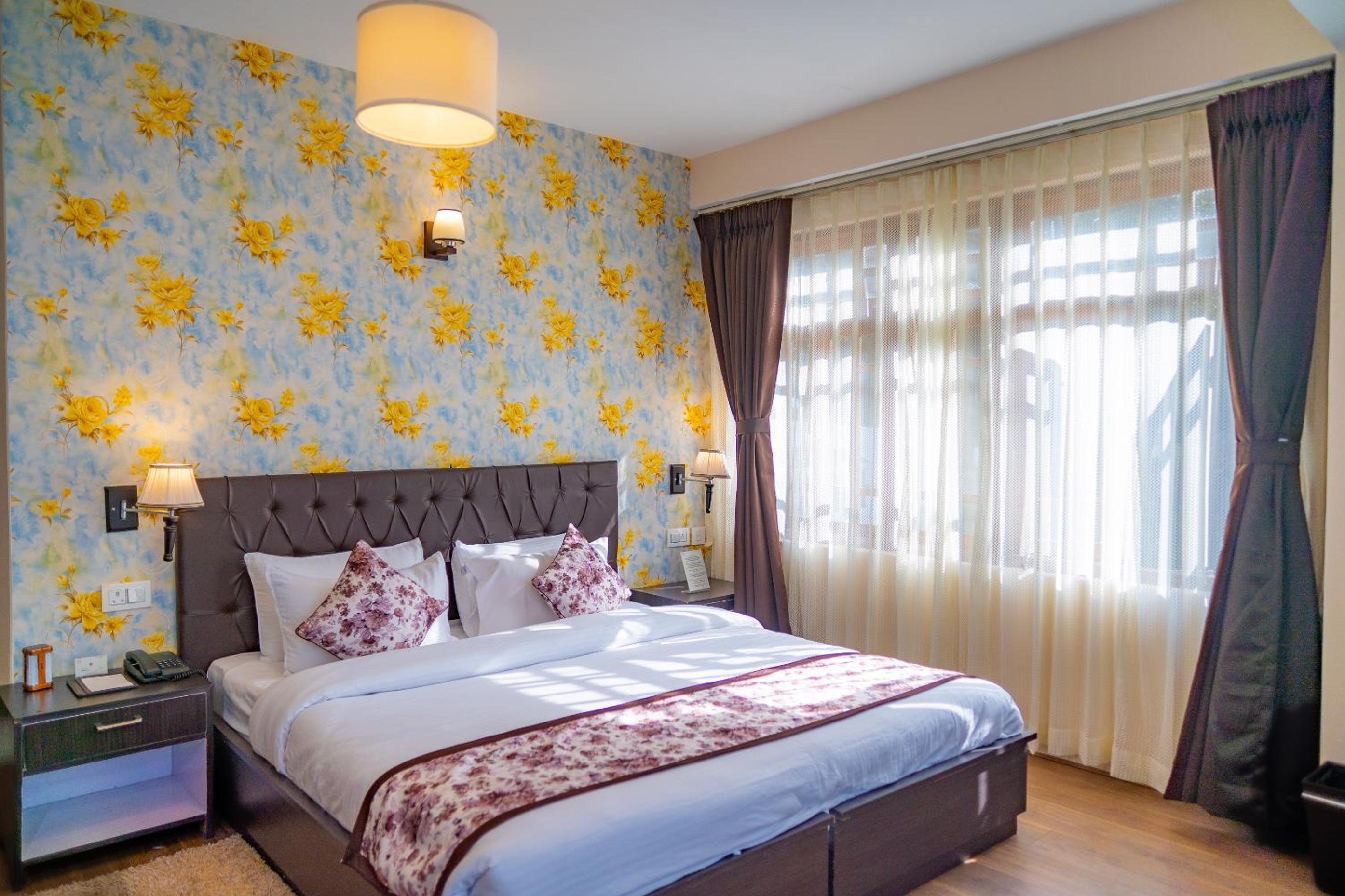 Queen Room photo 2