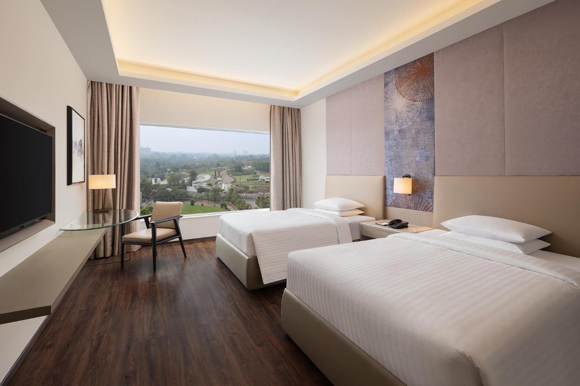 Premium, Guest room, 2 Twins, Executive Lounge Access, 2 pieces laundry per day