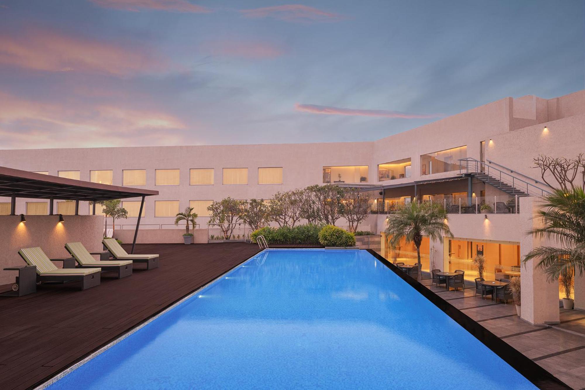 Guest room, 2 Twin Beds, City View