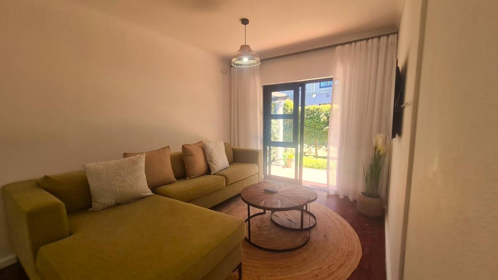 Apartment With Pool View
