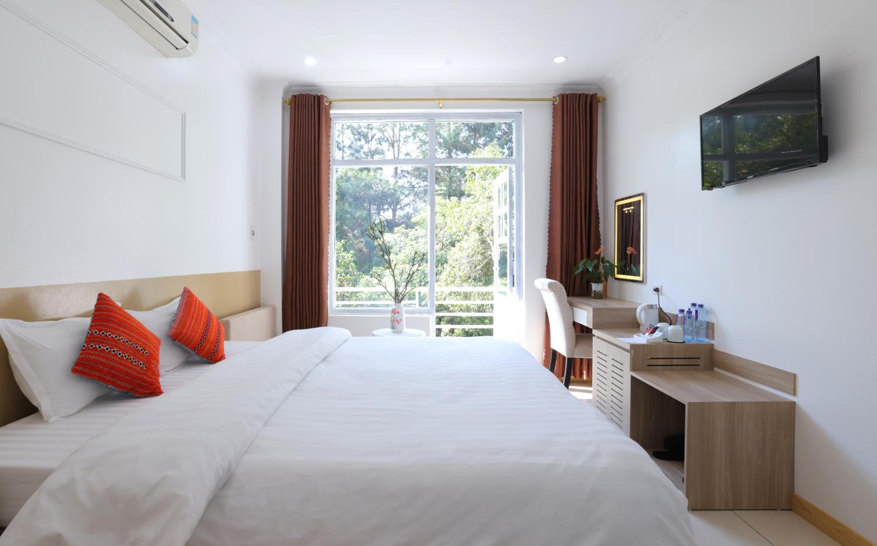Deluxe Double Room with Balcony photo 3