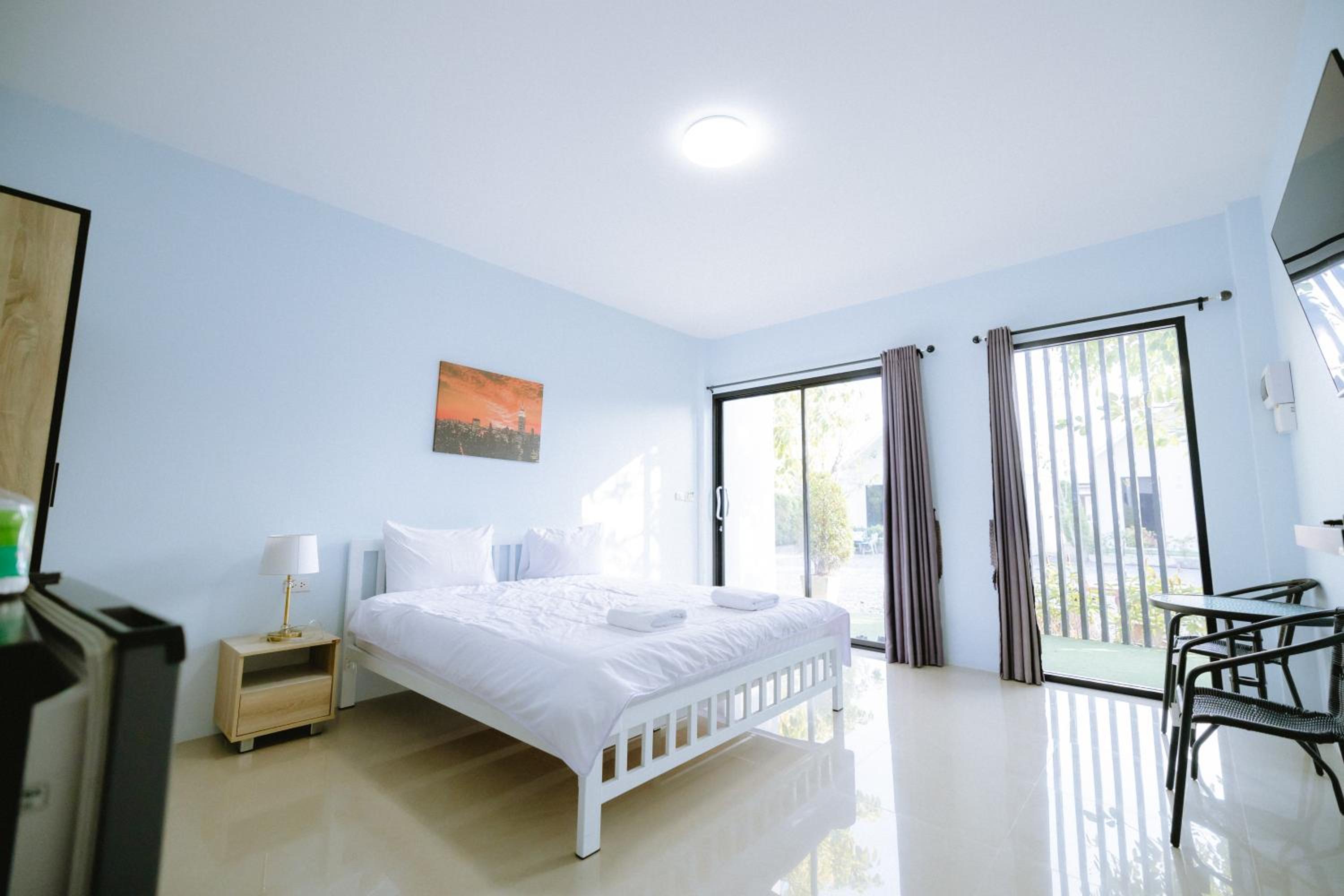Deluxe King Room - Photo 7
