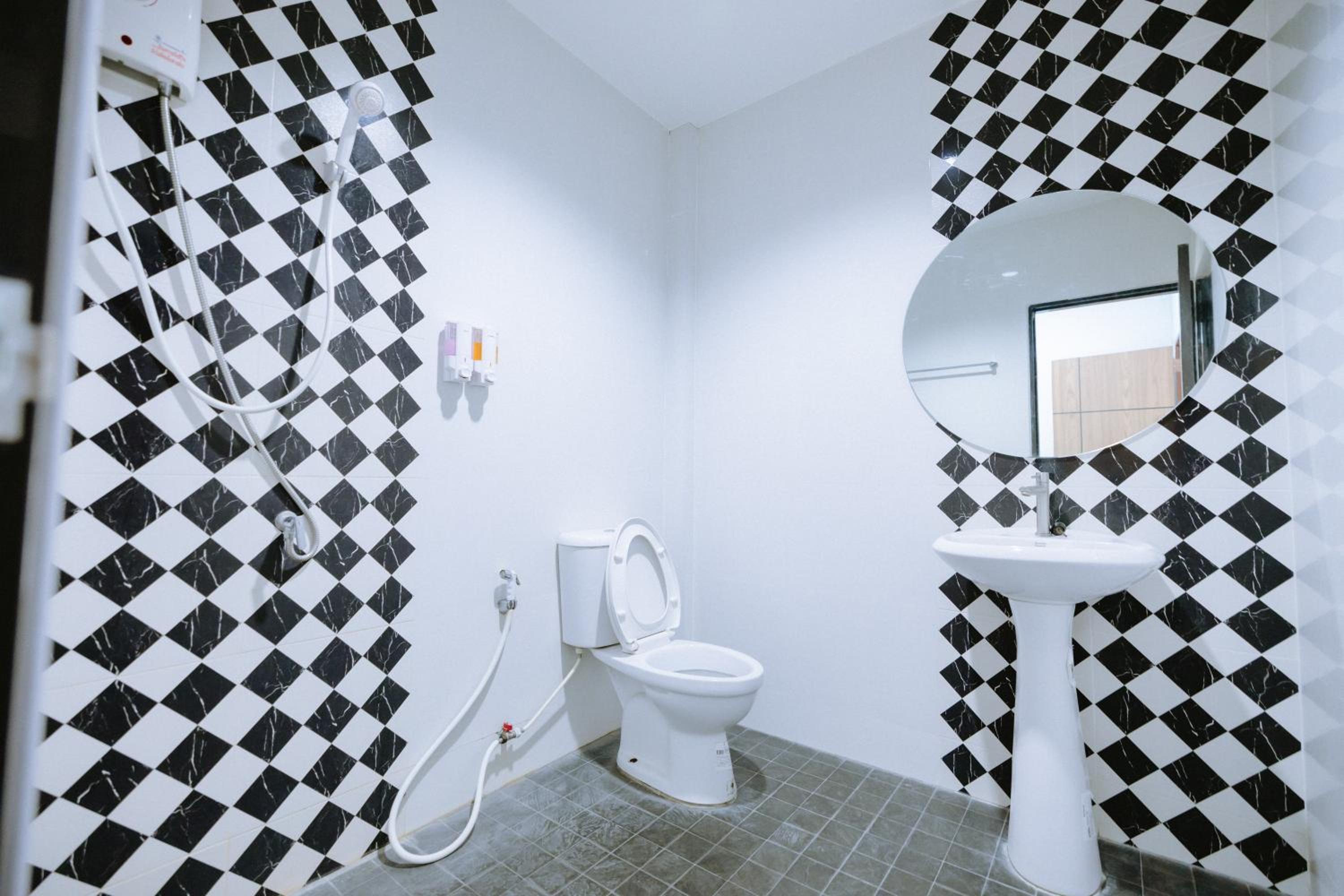 Deluxe King Room - Photo 10