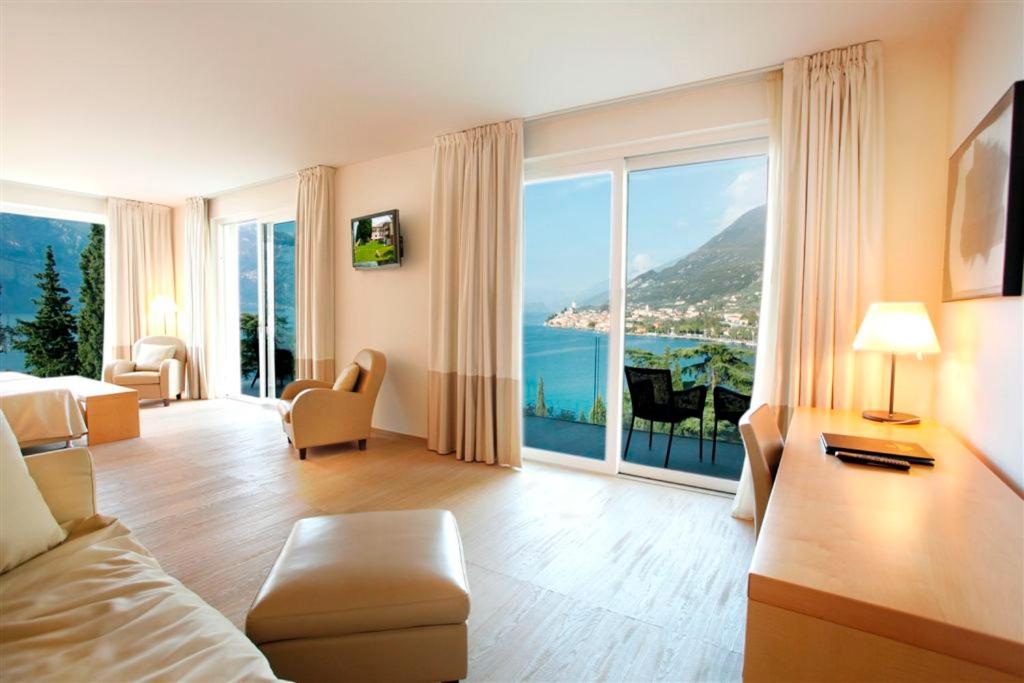 Suite with Terrace and Lake View - Separate Building photo 1