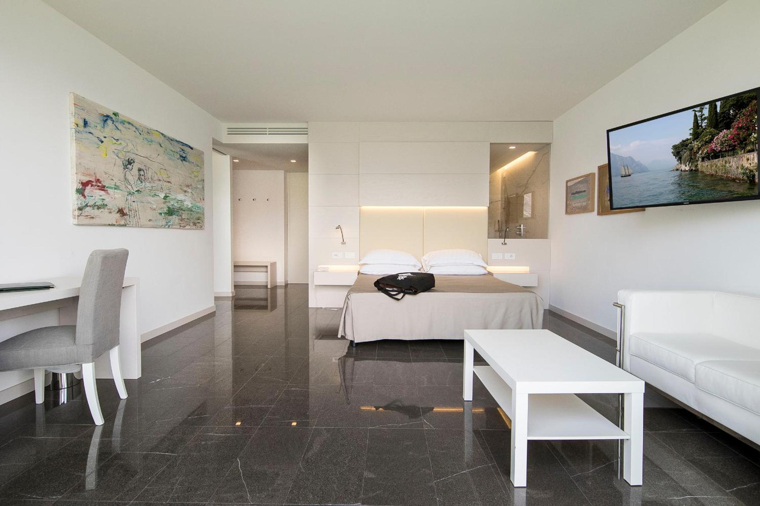 Suite with Balcony and Lake View