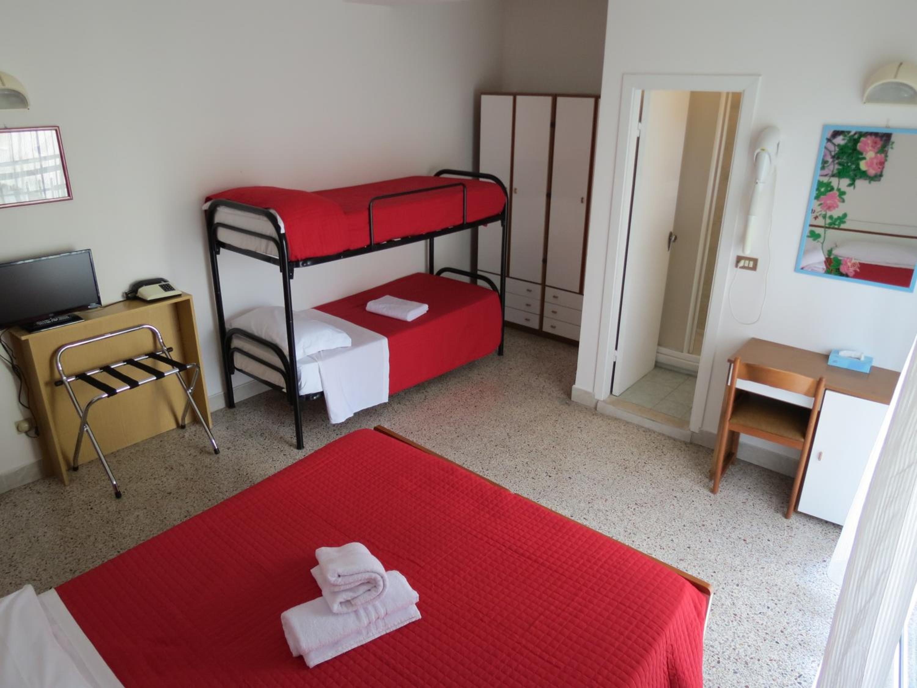 Classic Quadruple Room photo 2