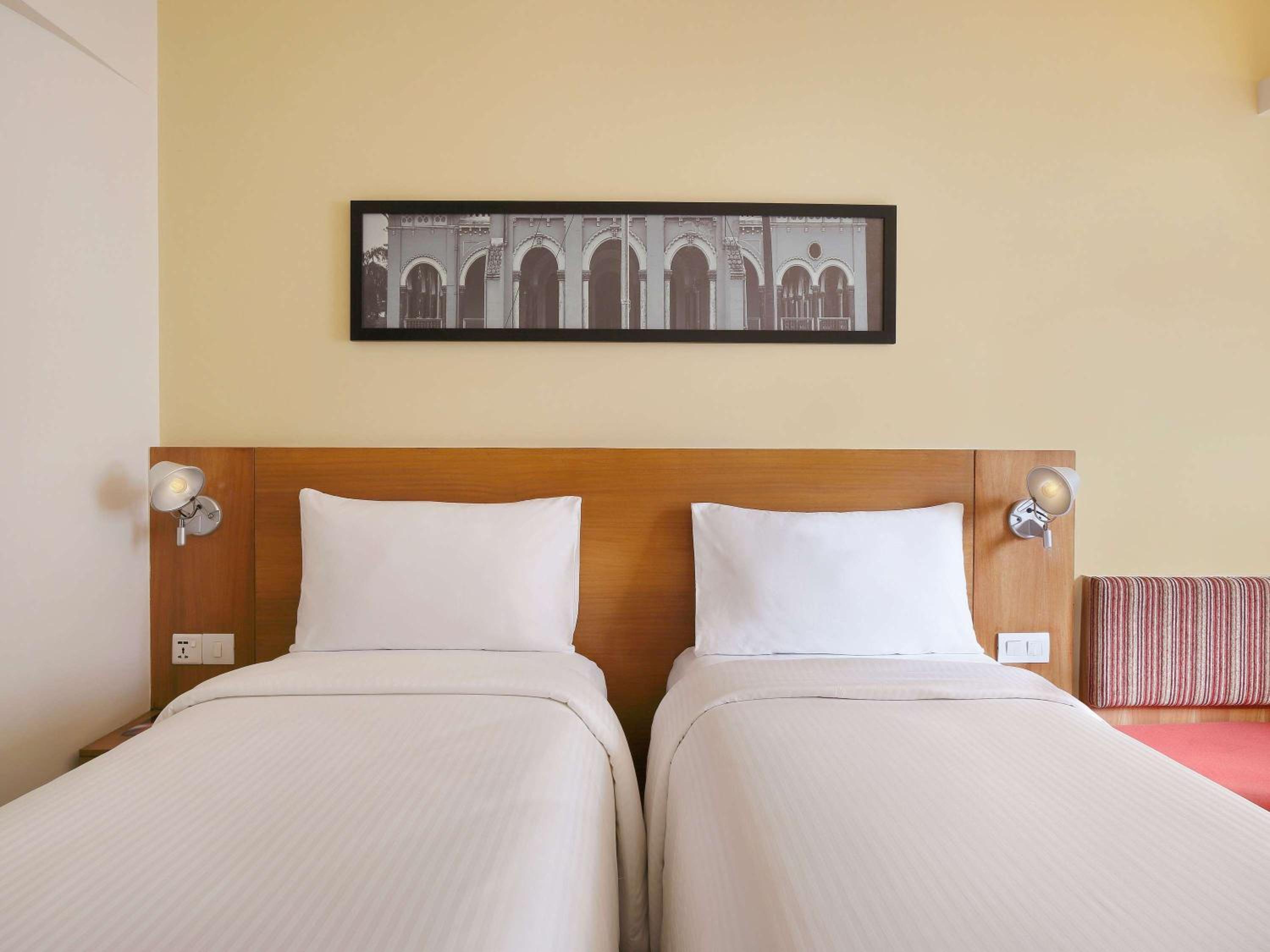 Standard Room with 2 Single Beds - Photo 8