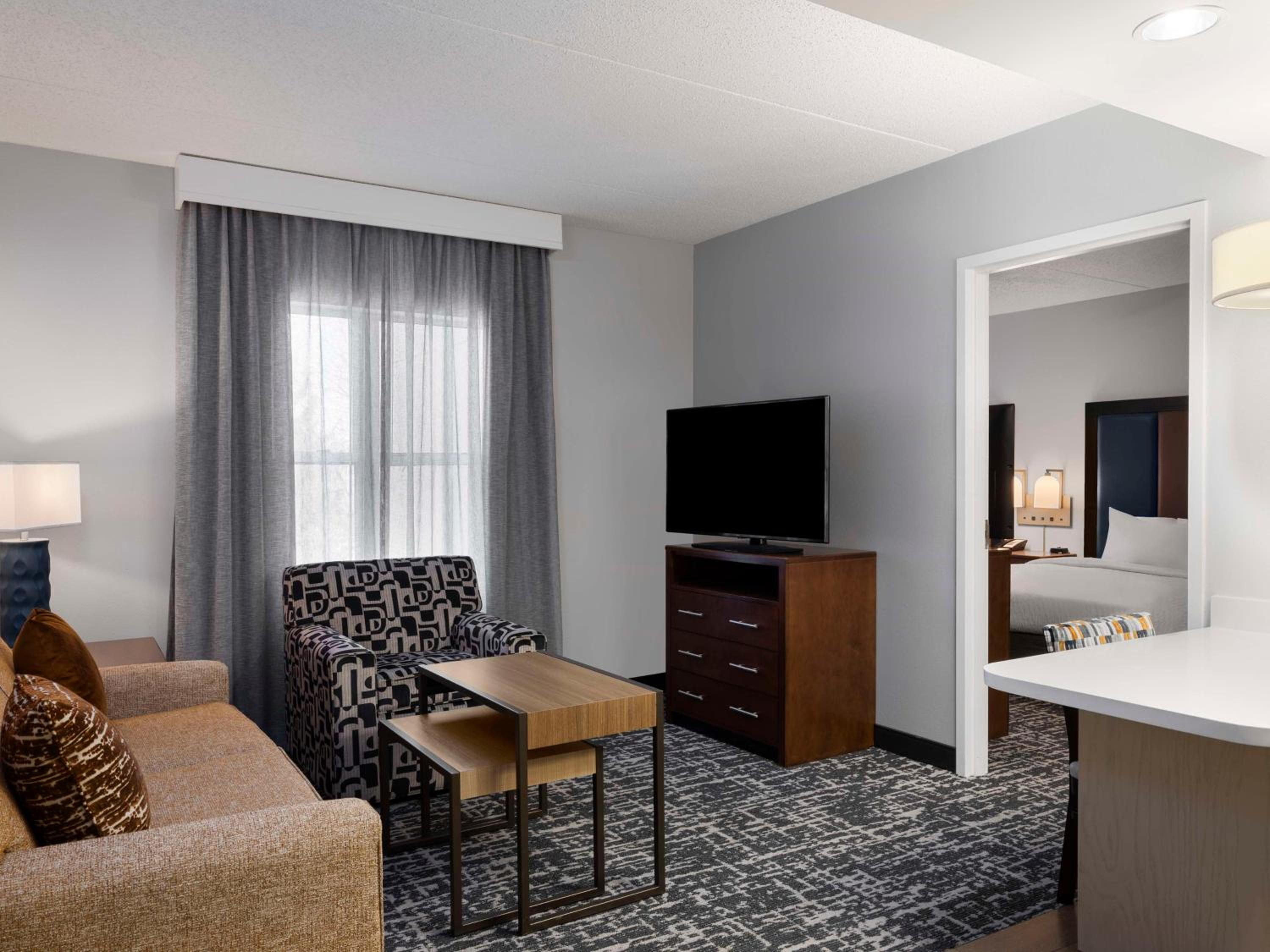 One-Bedroom Queen Suite with Two Queen Beds - Non-Smoking - Photo 7