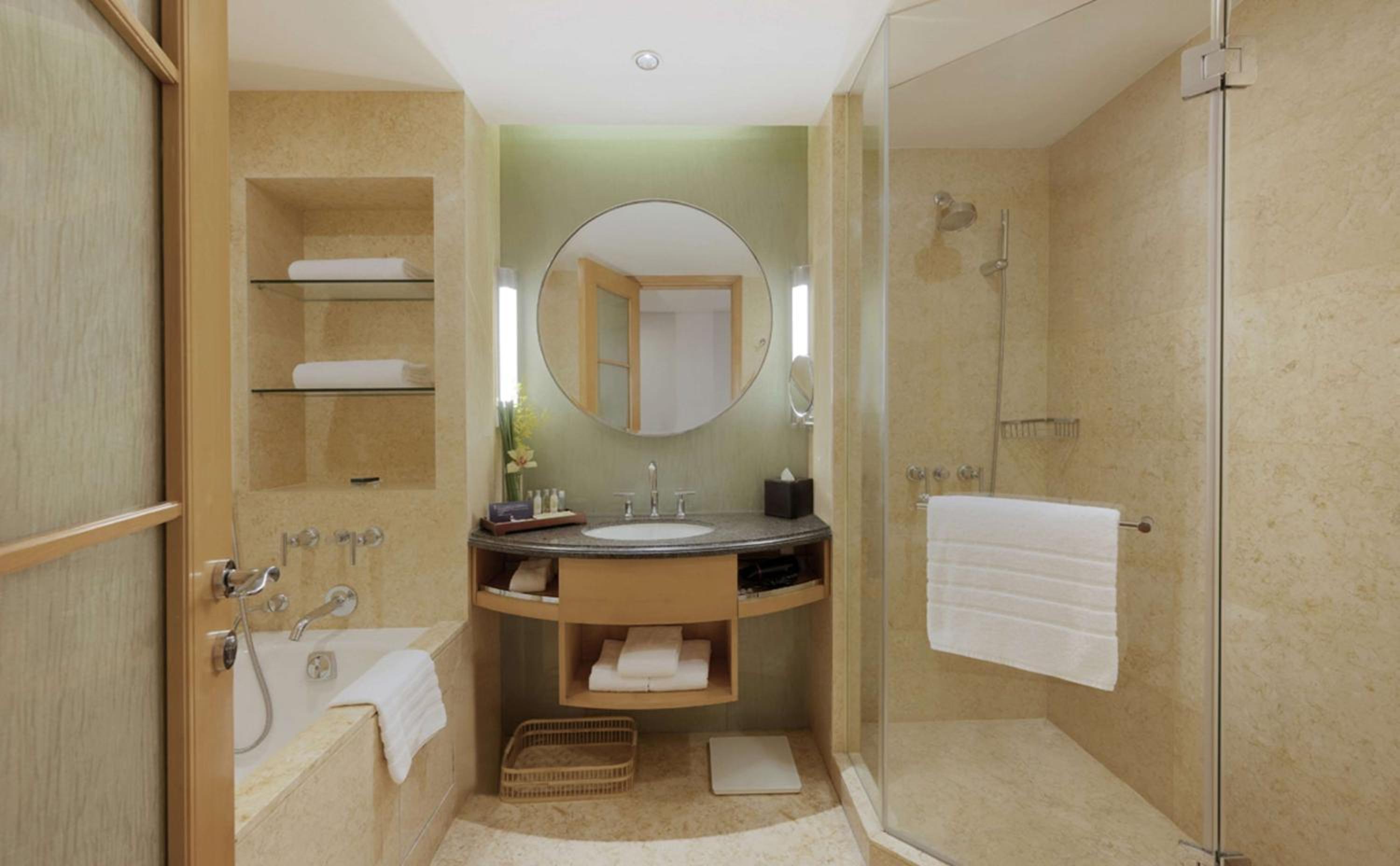 Deluxe King Suite thumbnail 6