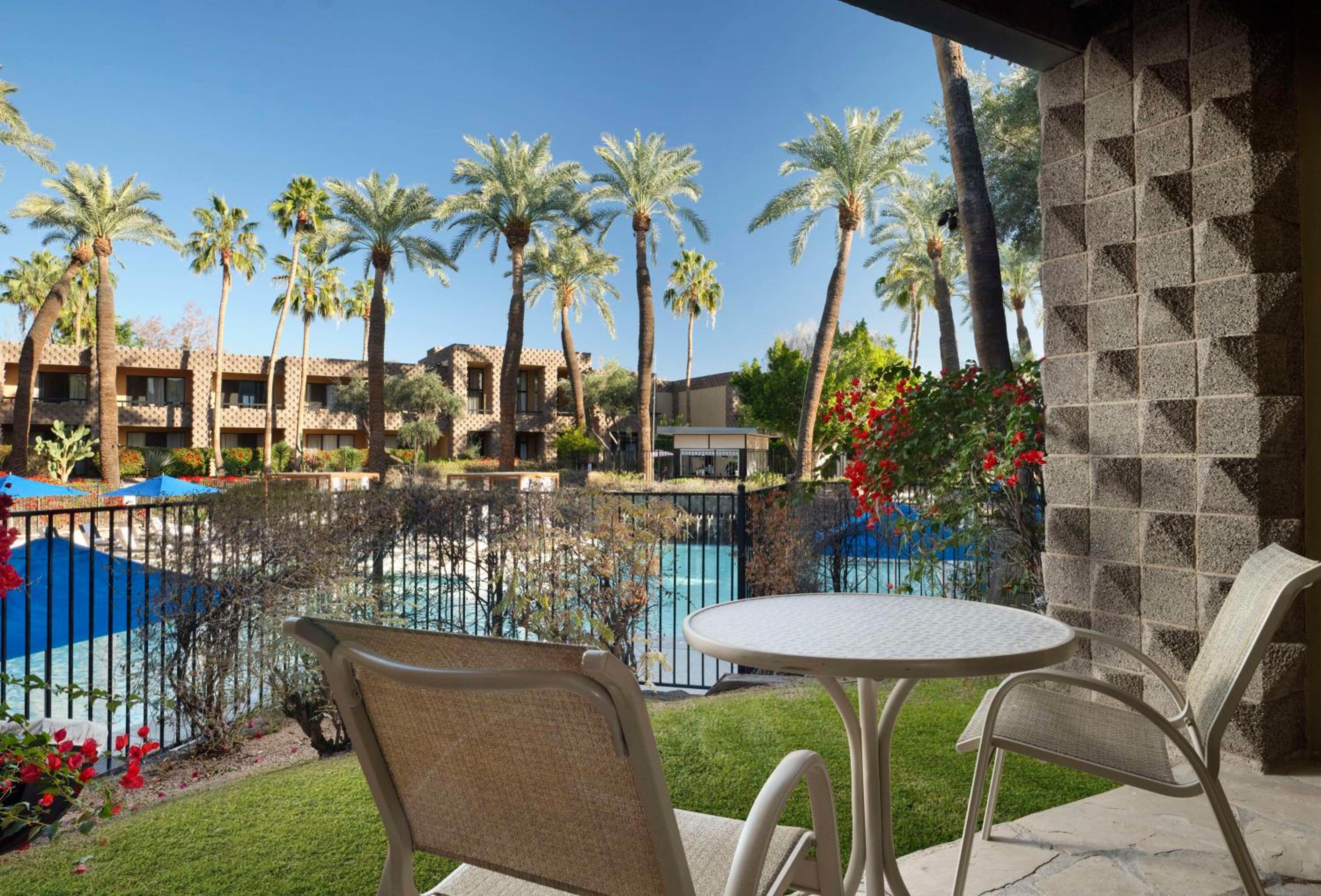 King Room with Walkout Patio - Poolside - Photo 3