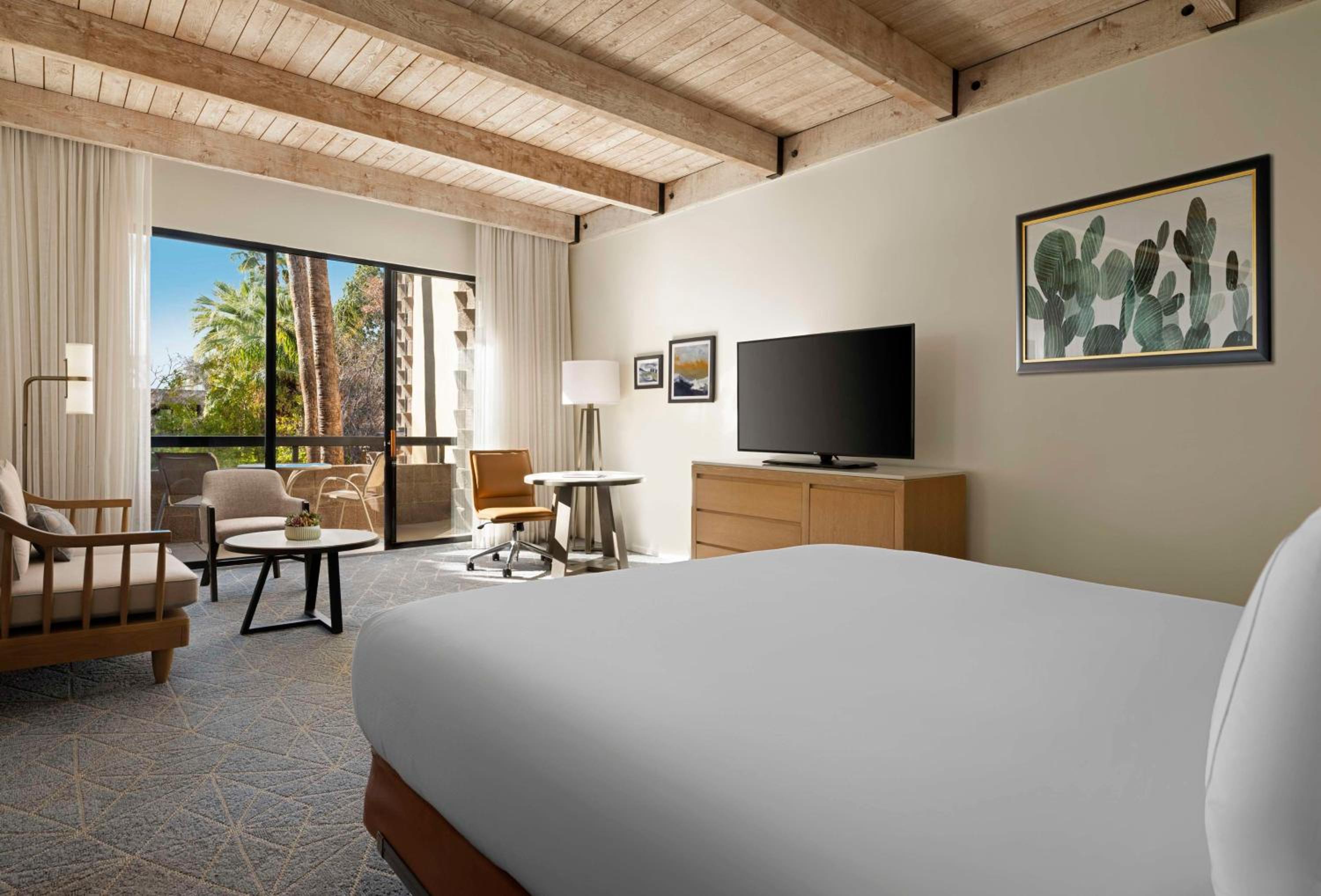 King Room with Patio or Balcony and Courtyard View - Photo 5