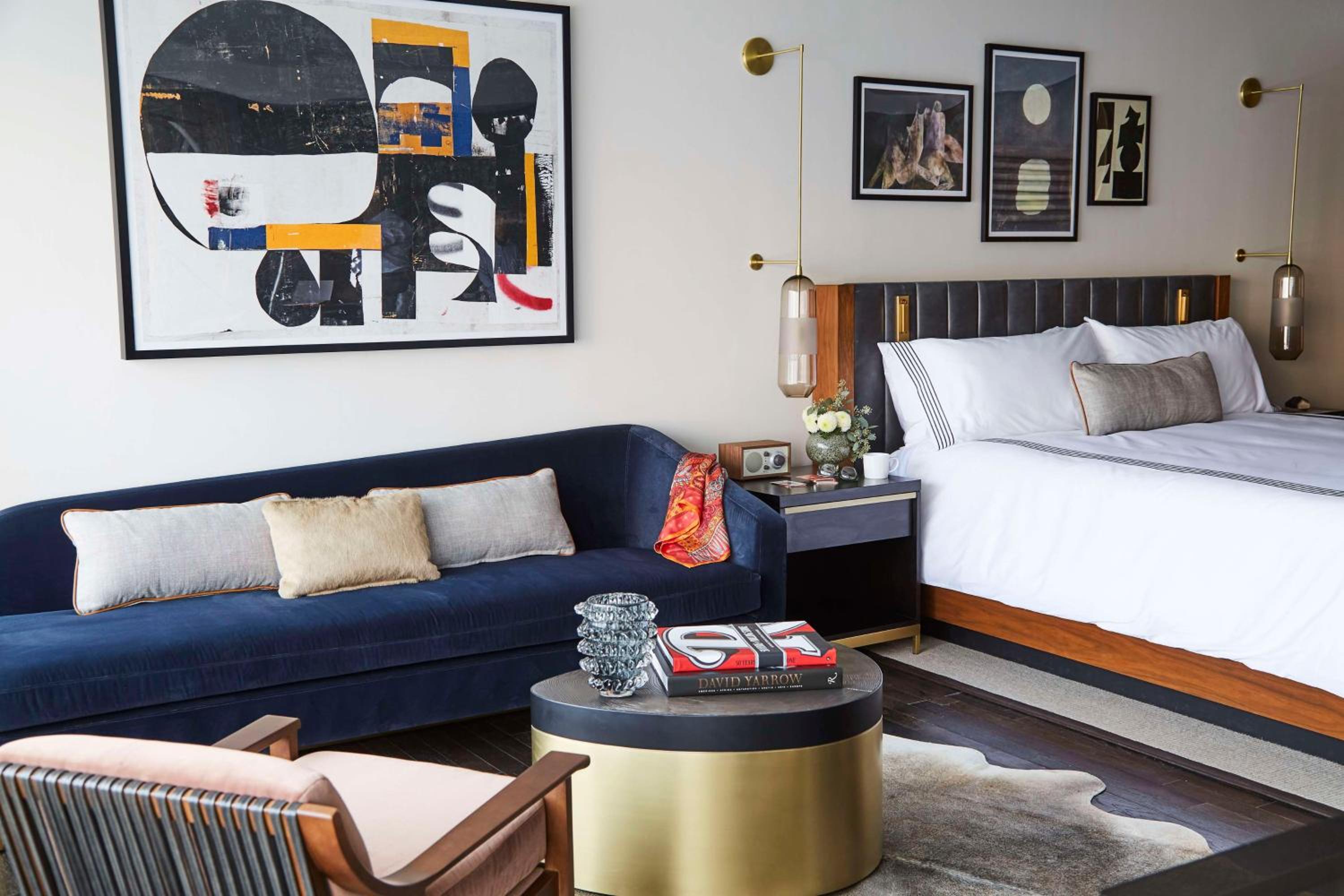 Premium King Room - Photo 4