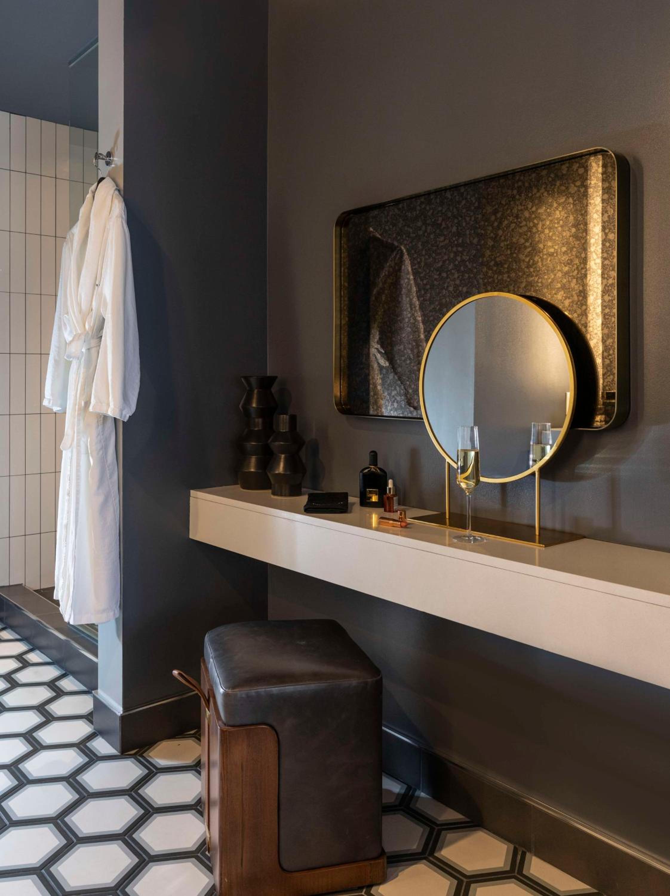 Premium King Room - Photo 5