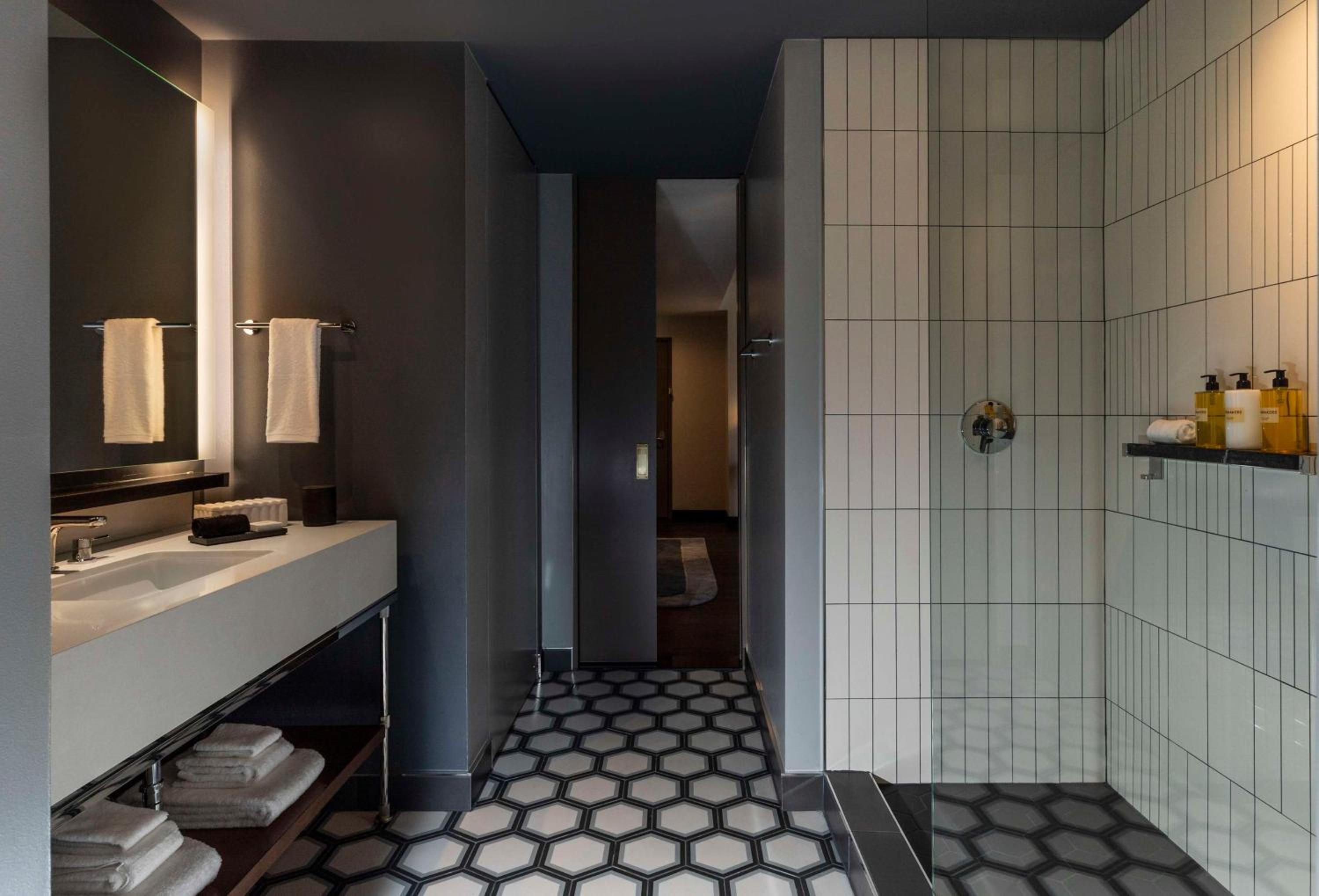 Corner Suite - Photo 8