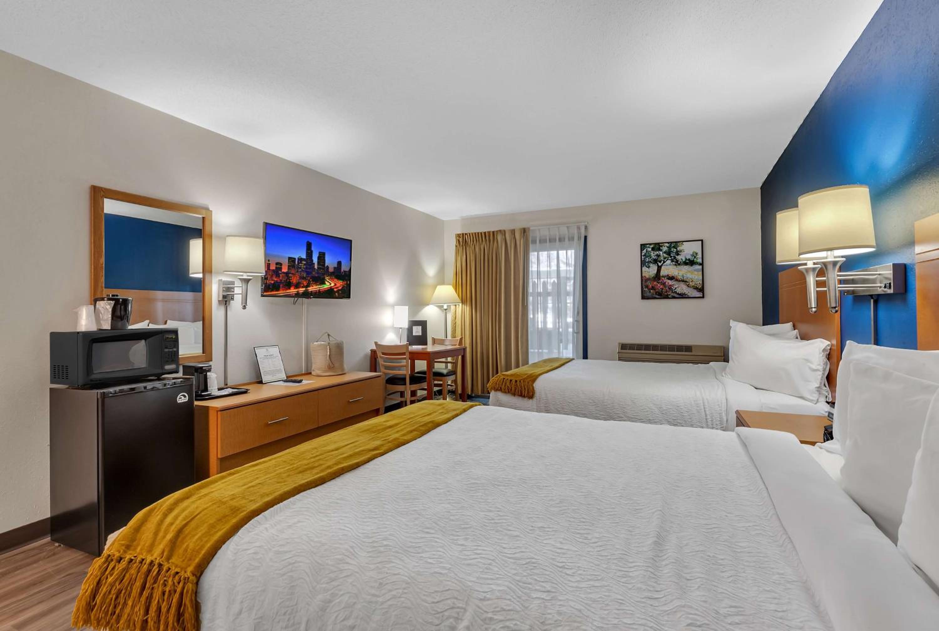 Queen Room with Two Queen Beds - Pet Friendly/Non-Smoking/Poolside