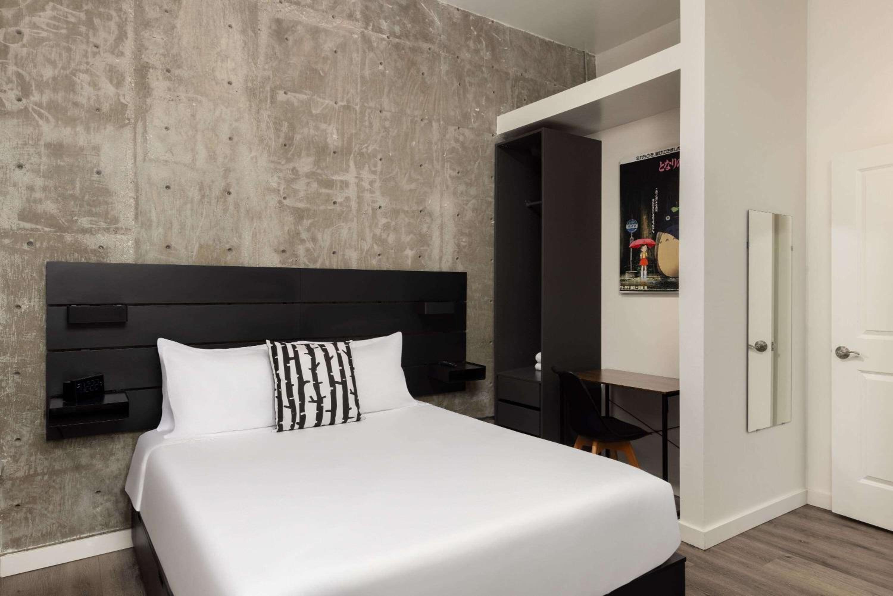 Three-Bedroom Group Queen Suite, Non-Smoking