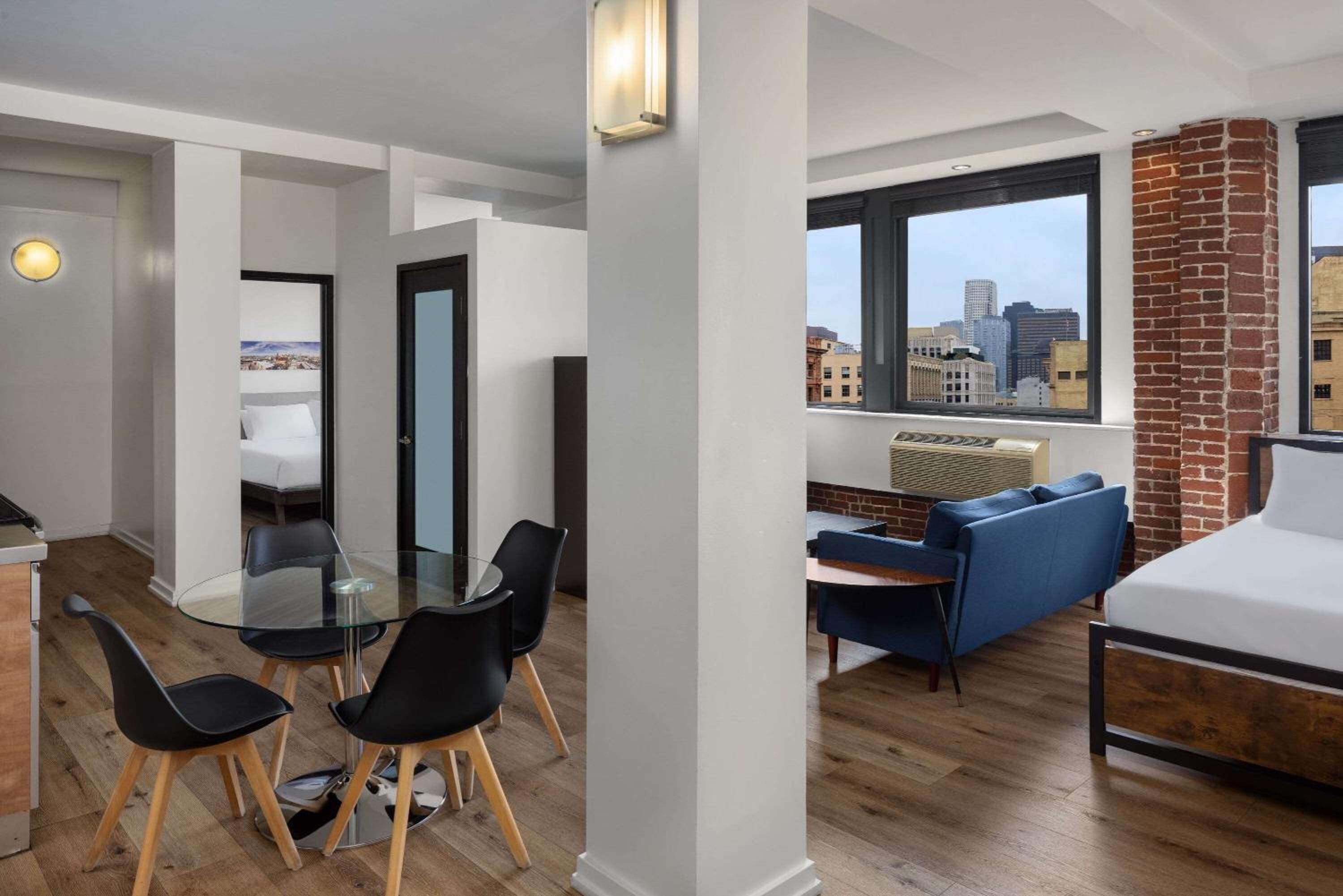 One-Bedroom Suite with One King and One Queen Bed - Non-Smoking photo 3