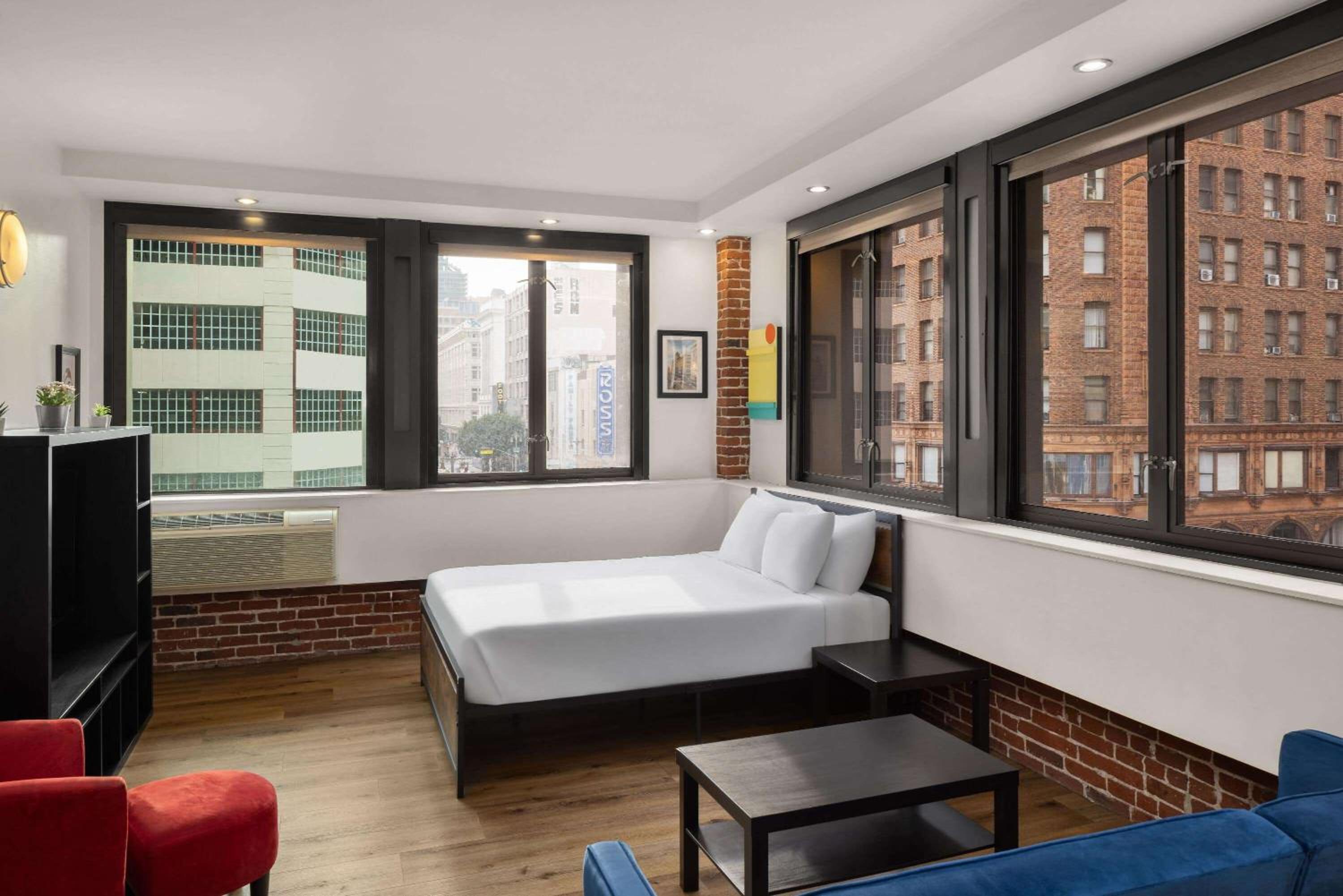 Bedroom Deluxe Broadway Suite with One King Bed, Non-Smoking photo 1