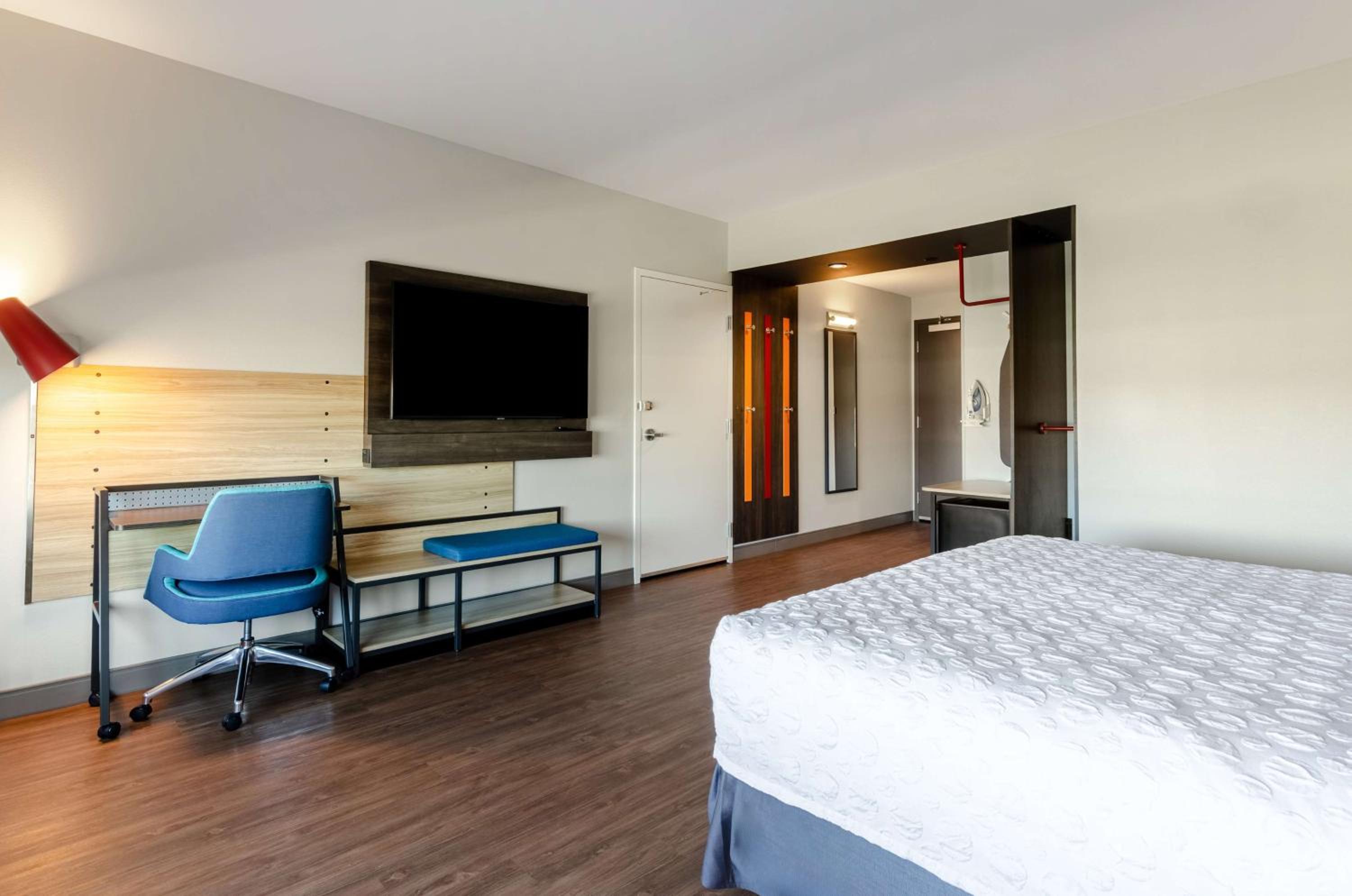 King Room with Bath Tub - Mobility Access - Photo 1