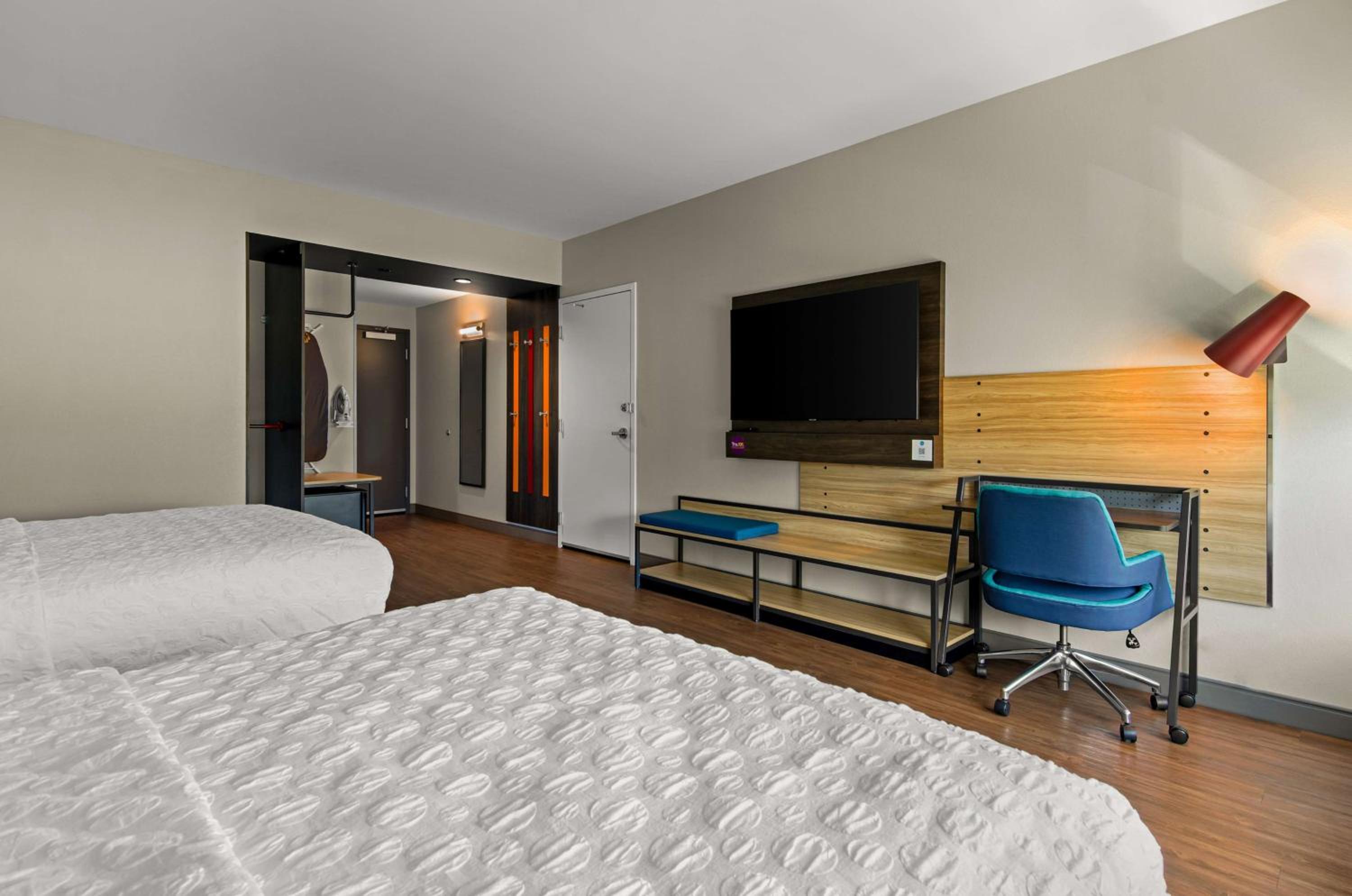 Queen Room with Two Queen Beds - Mobility Access - Photo 4