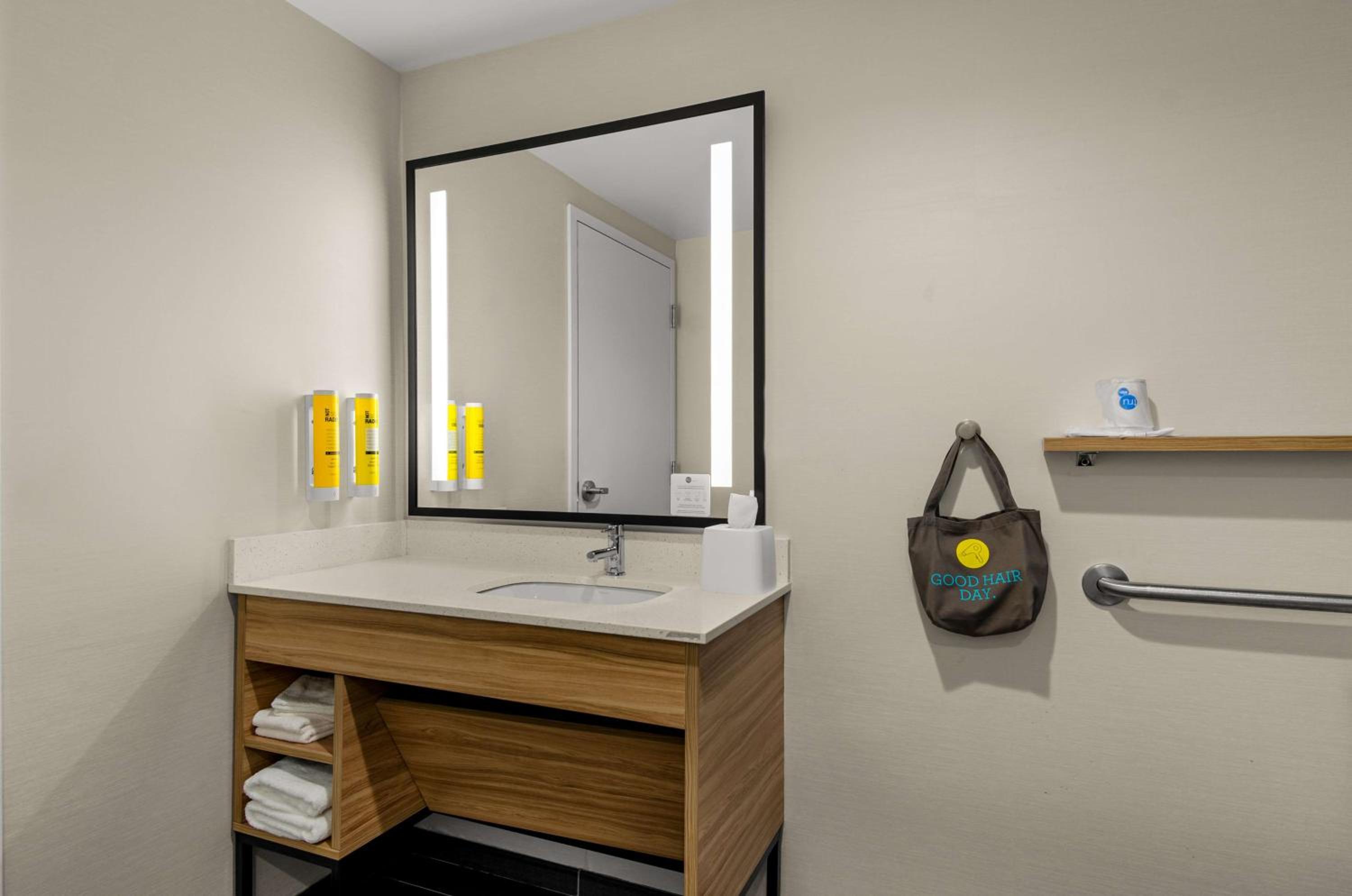 Queen Room with Two Queen Beds - Mobility Access - Photo 9