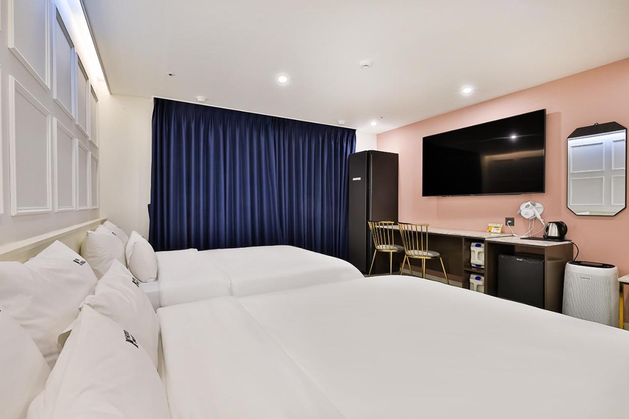 Family Twin Room - Photo 4