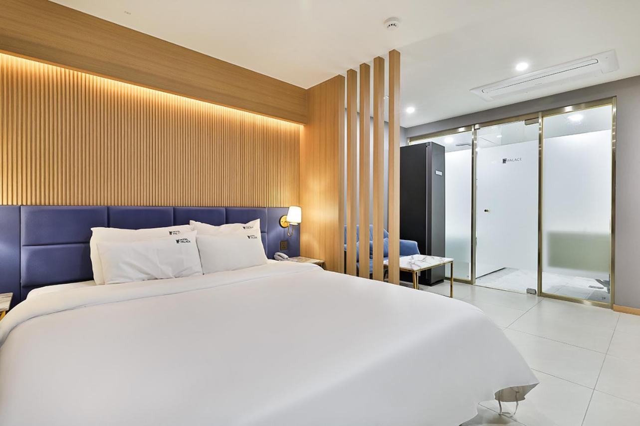 Suite - Photo 1