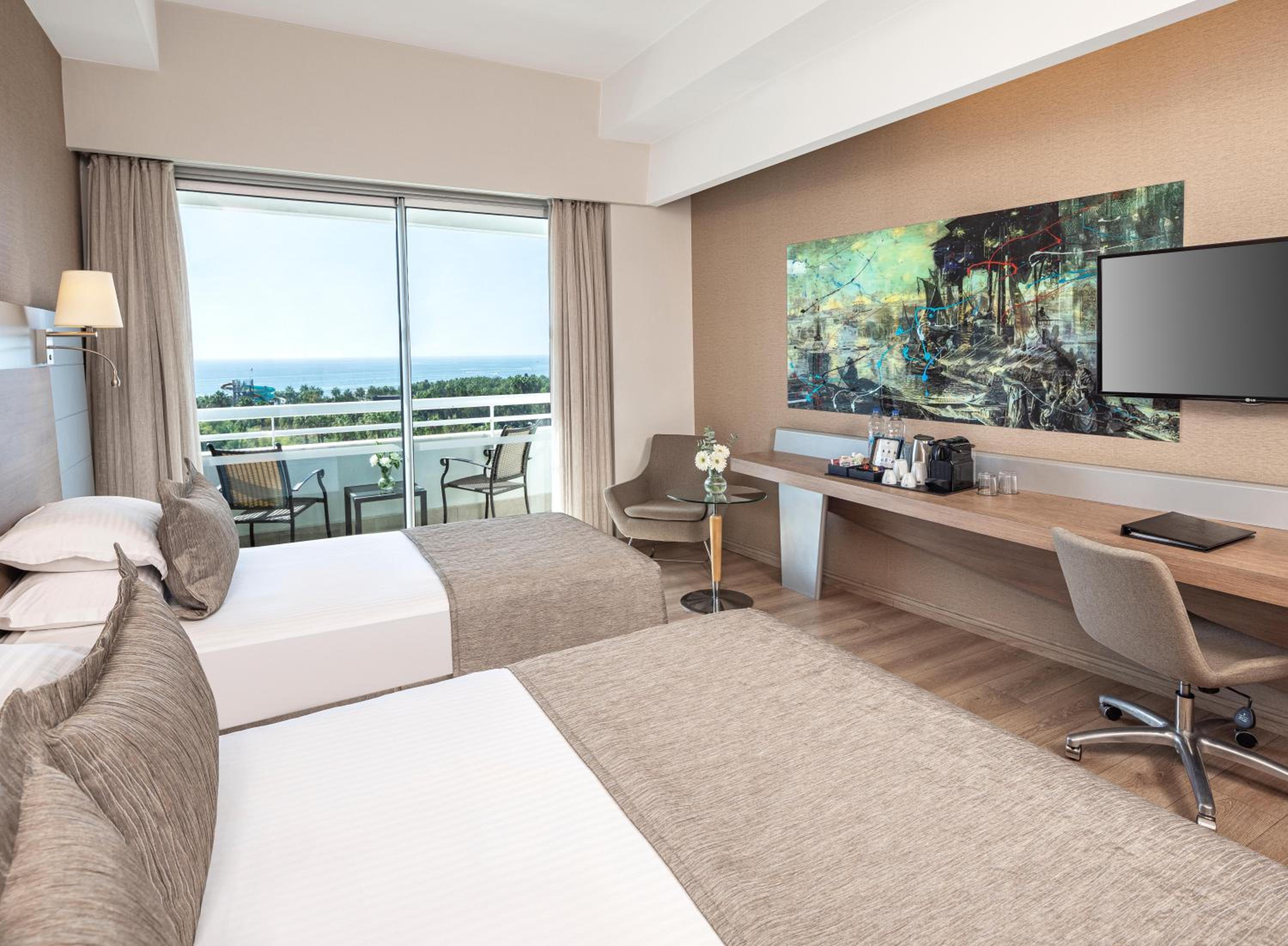 Deluxe Room with Sea View and Balcony