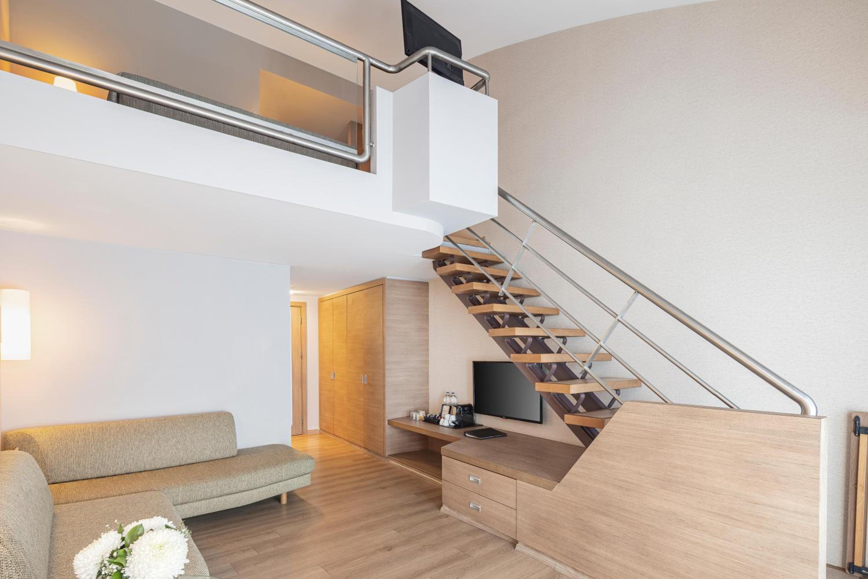 Deluxe Family Duplex Room with Sea View and Balcony thumbnail 5