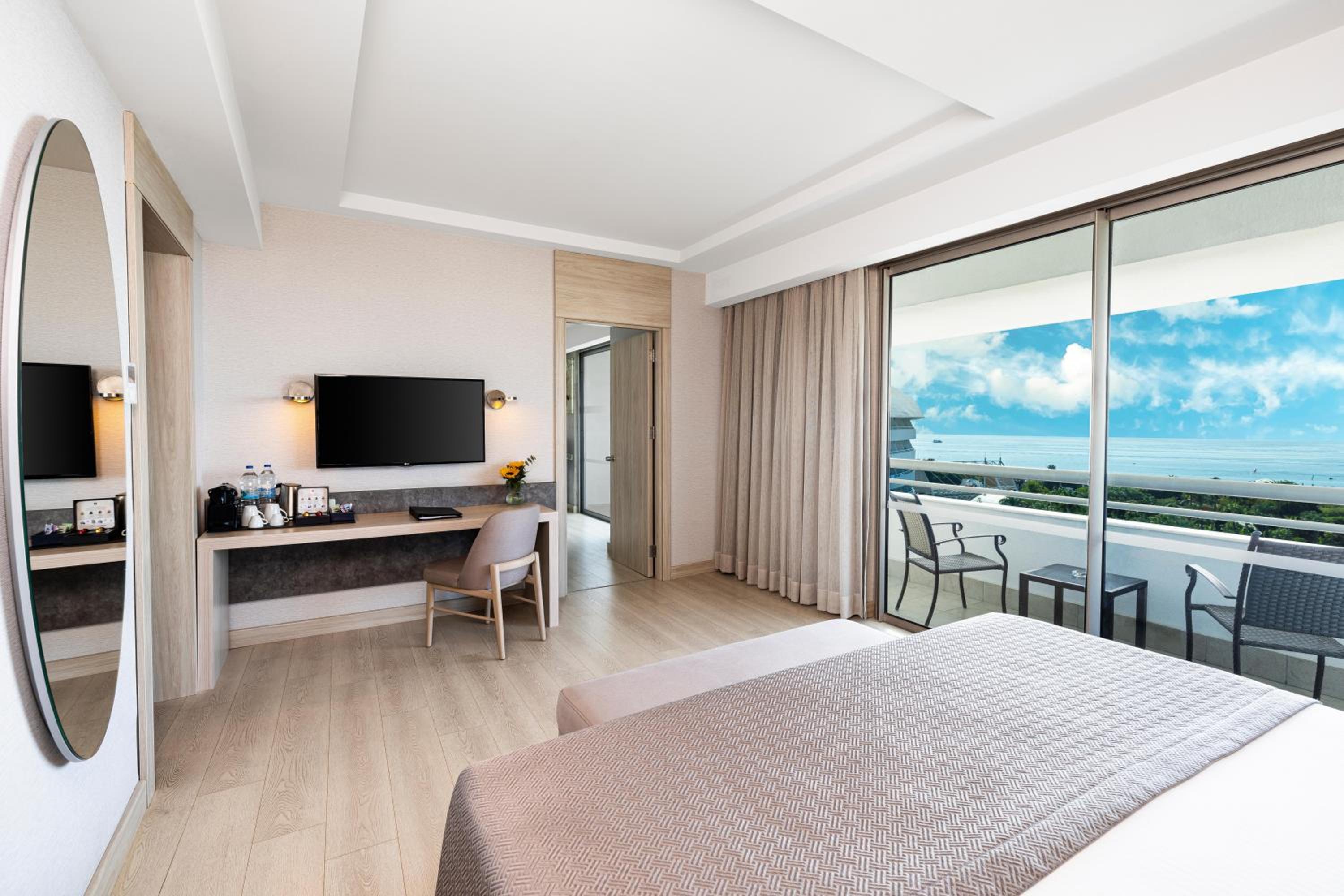 Deluxe Family Suite with Sea View And Balcony - Photo 11