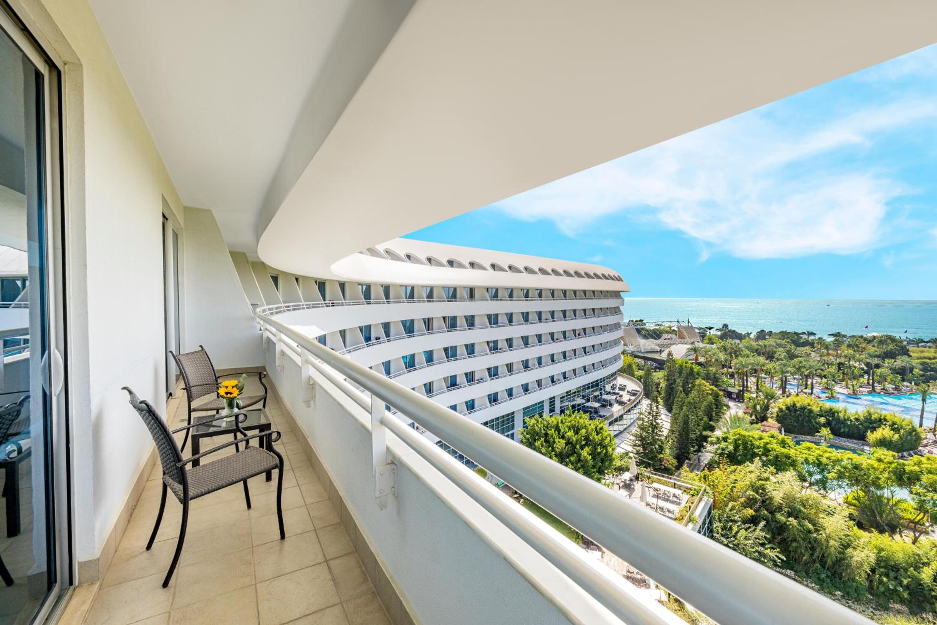 Deluxe Family Suite with Sea View And Balcony - Photo 9