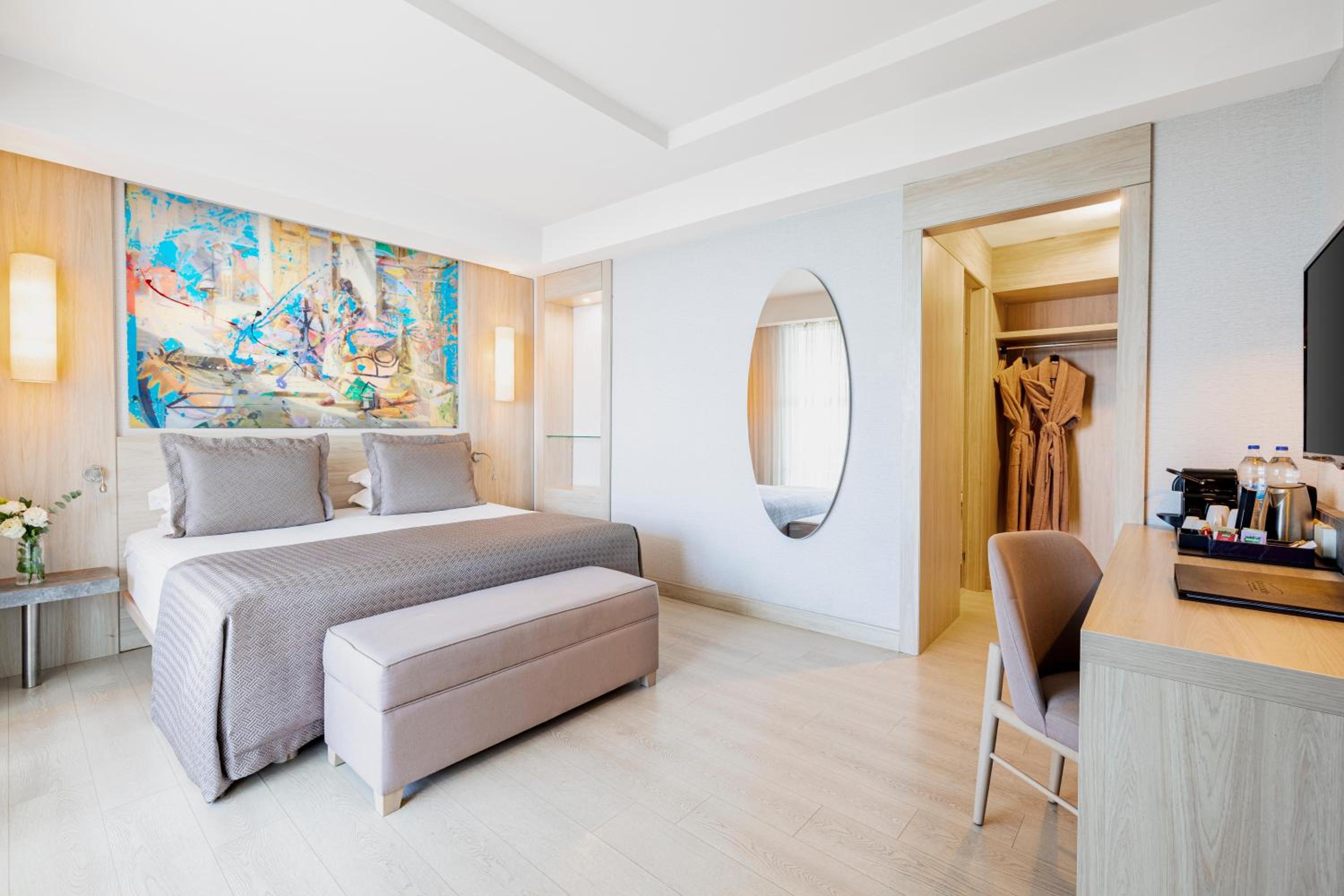Deluxe Family Suite with Sea View And Balcony - Photo 12