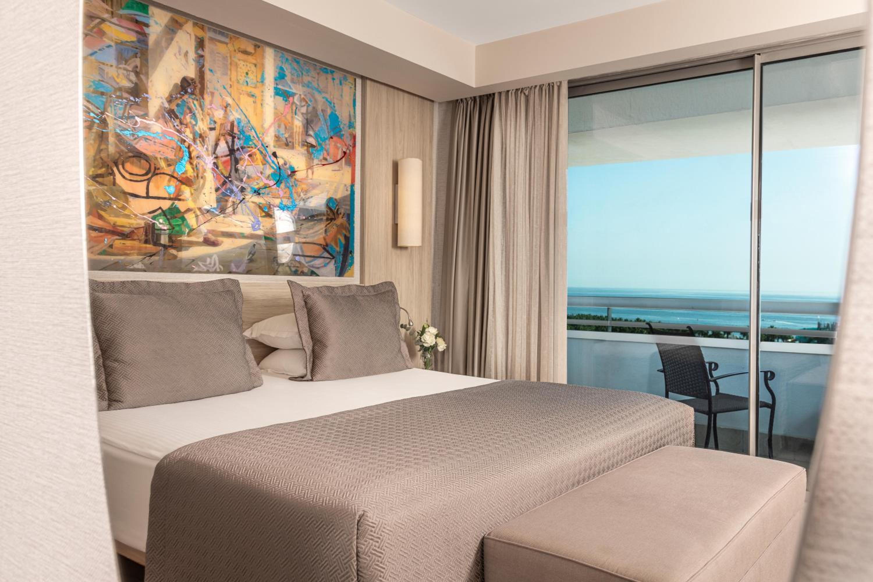Deluxe Family Suite with Sea View And Balcony - Photo 8