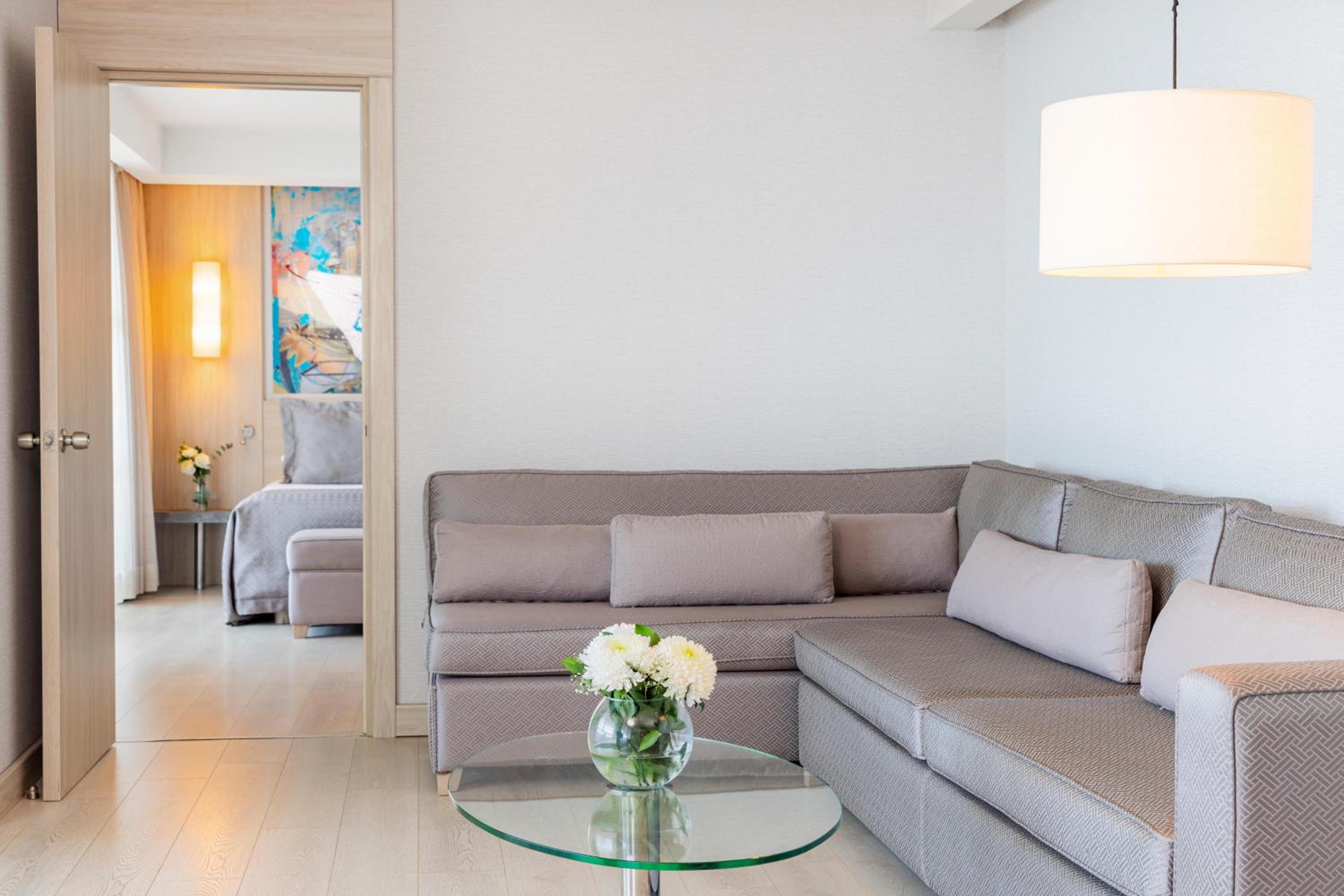 Deluxe Family Suite with Sea View And Balcony thumbnail 5