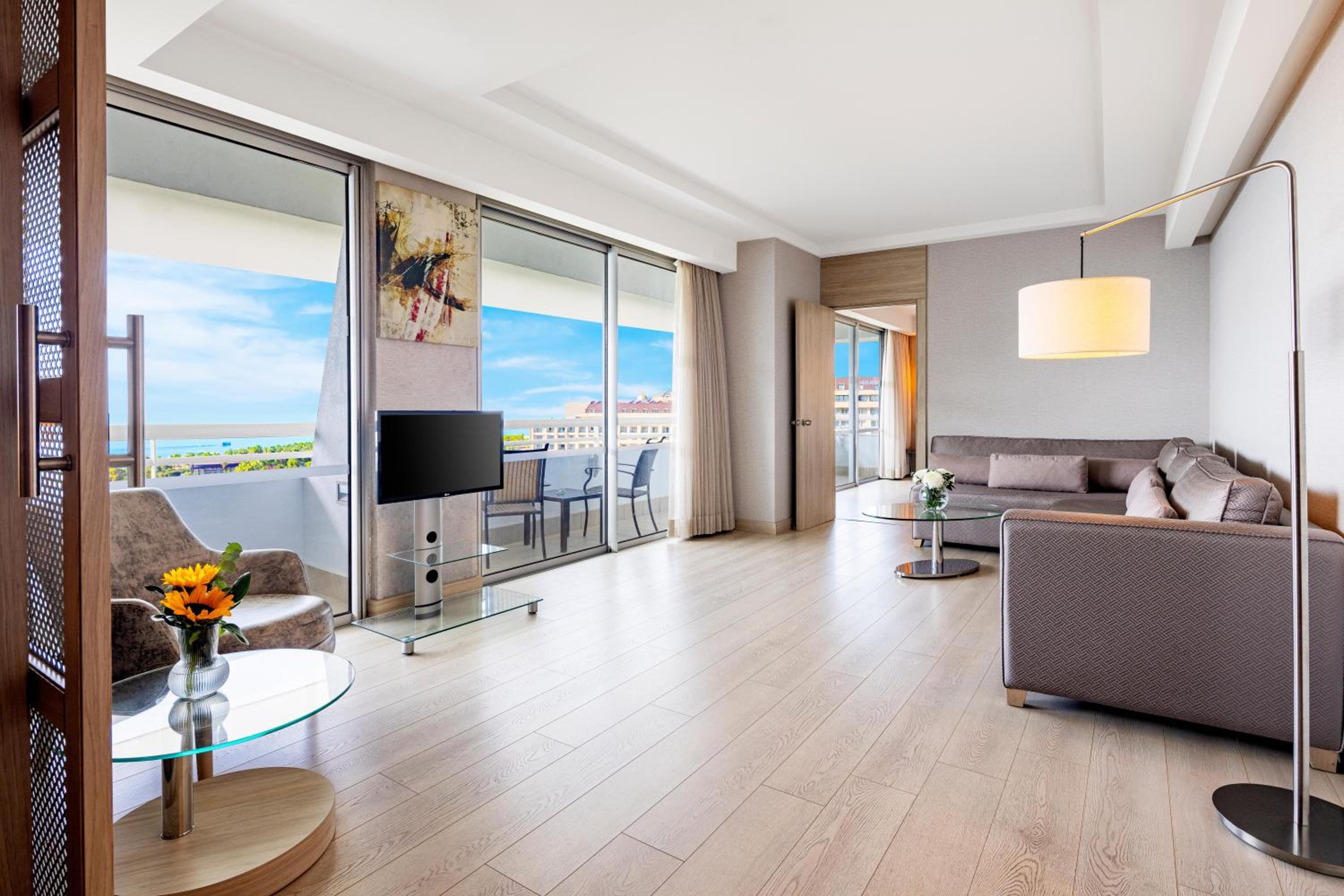 Deluxe Family Suite with Sea View And Balcony thumbnail 6