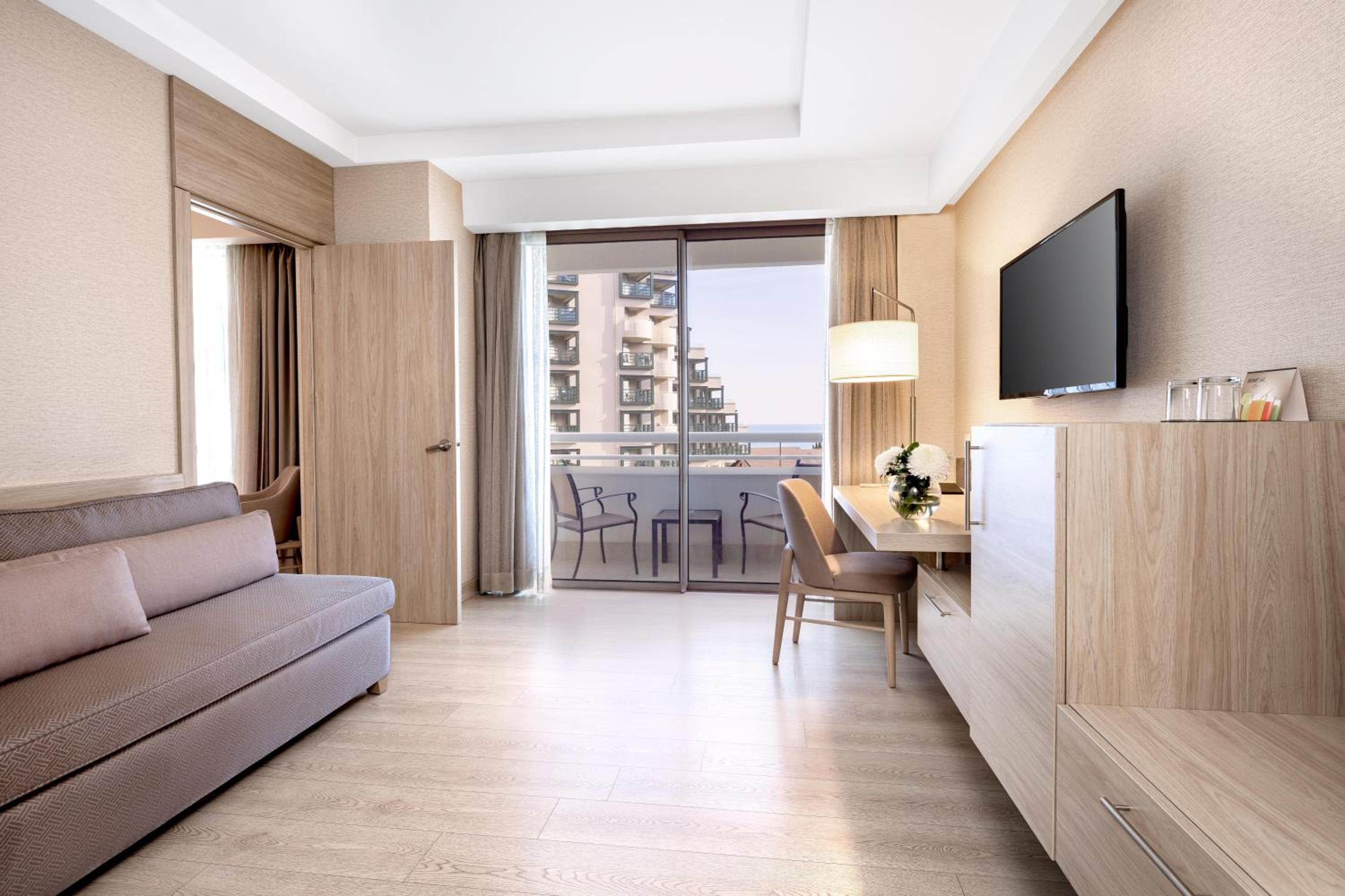 Deluxe Junior Suite with Balcony - Photo 8