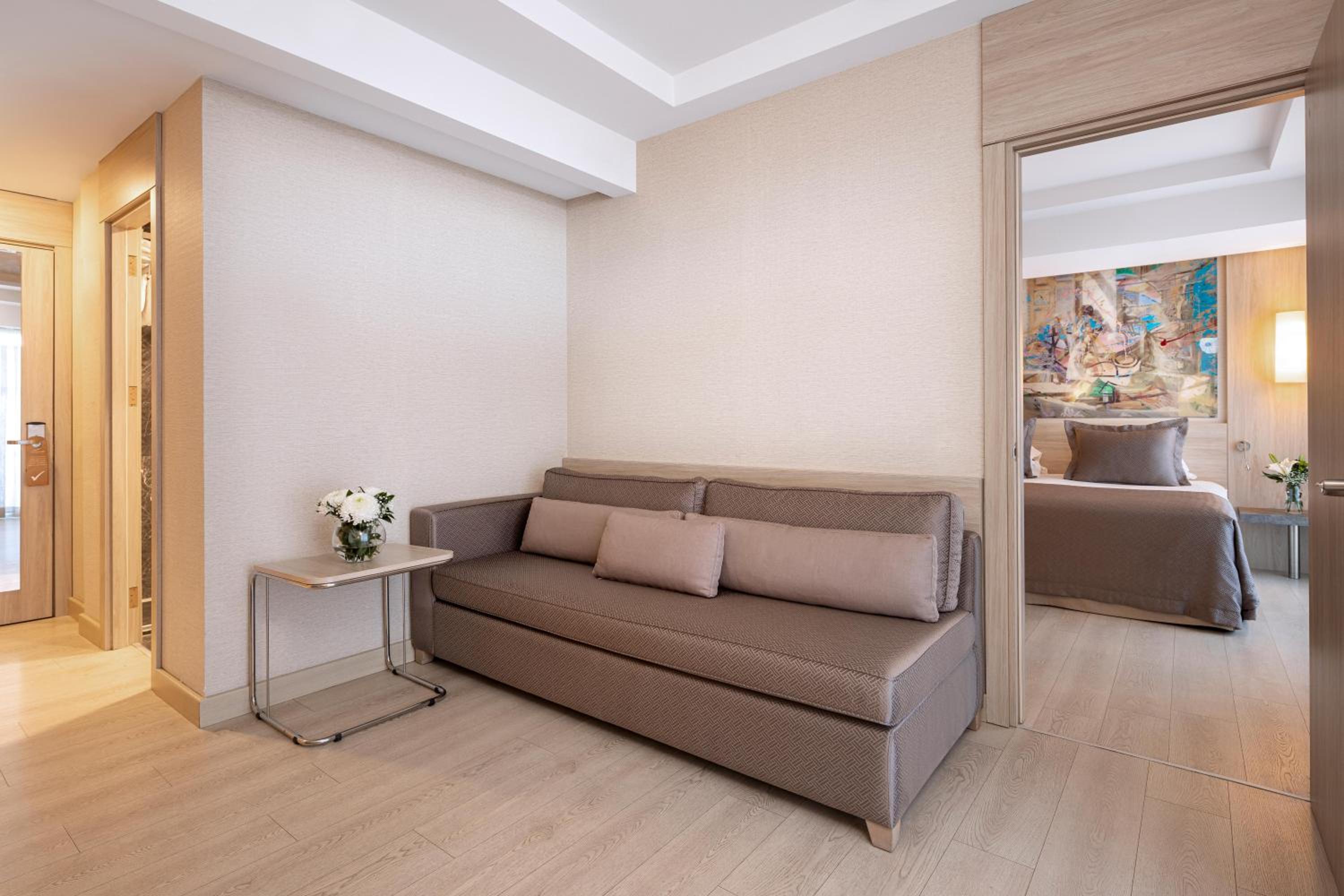 Deluxe Junior Suite with Balcony - Photo 7