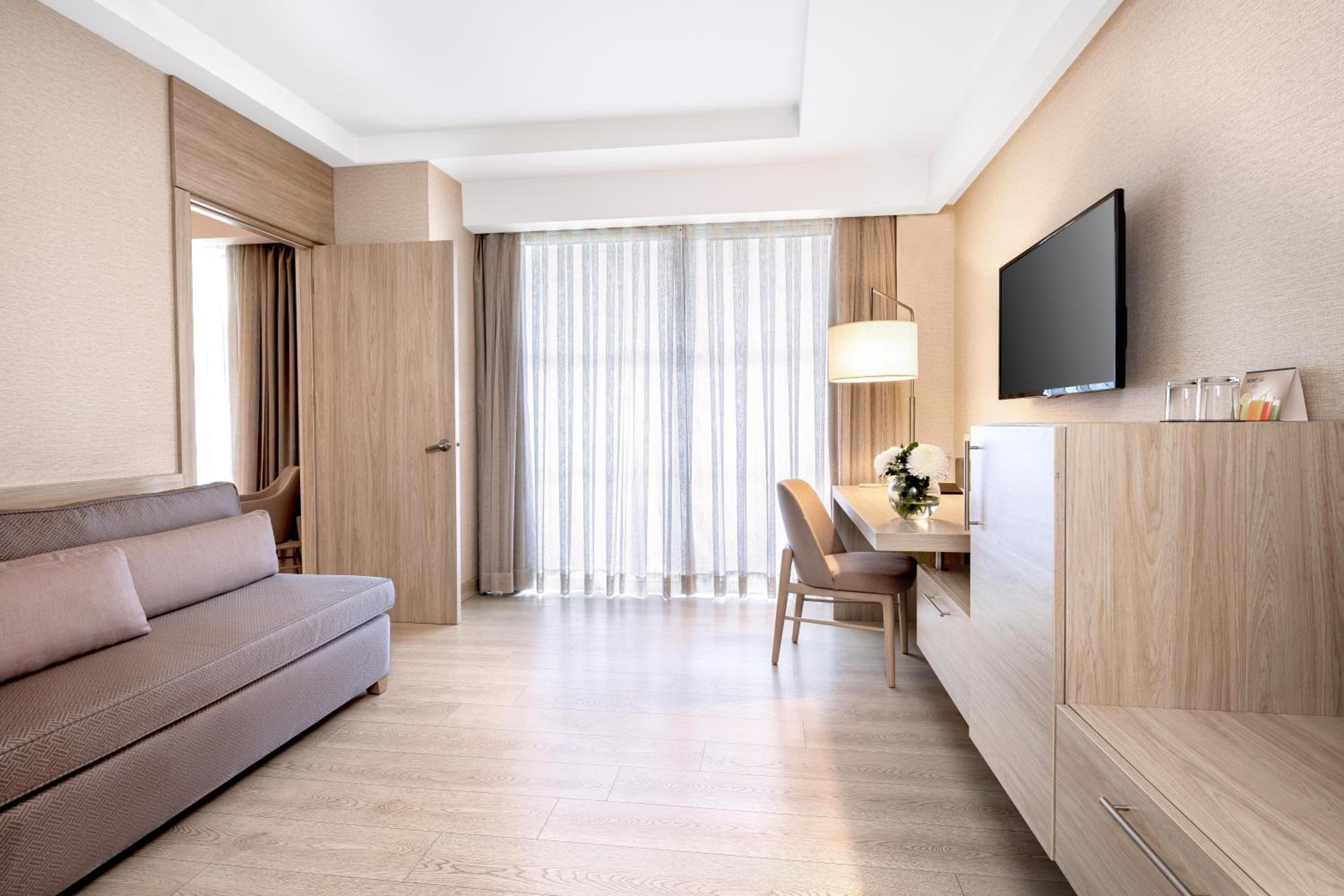Deluxe Junior Suite with Balcony thumbnail 6