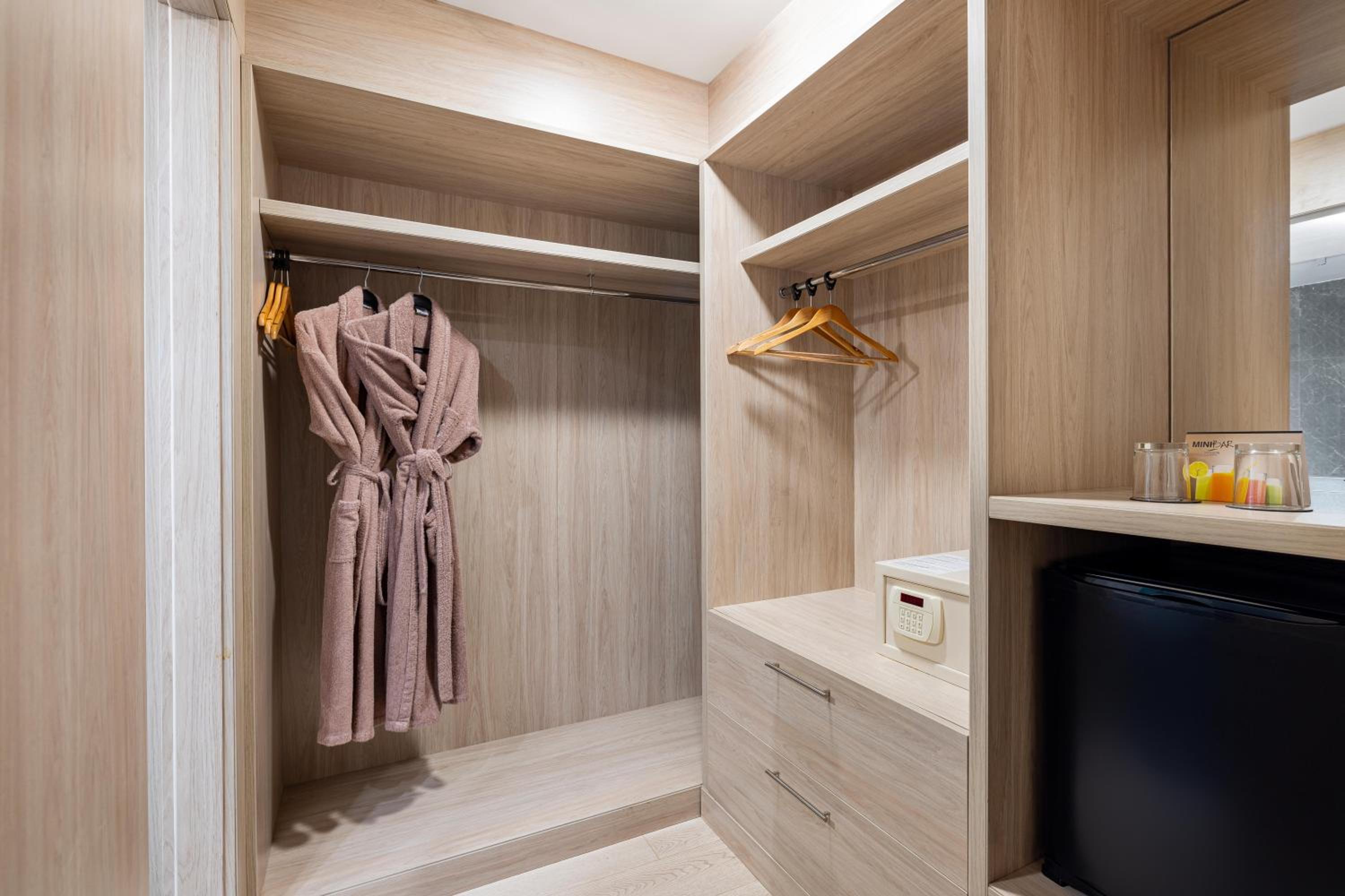 Deluxe Junior Suite with Balcony thumbnail 5