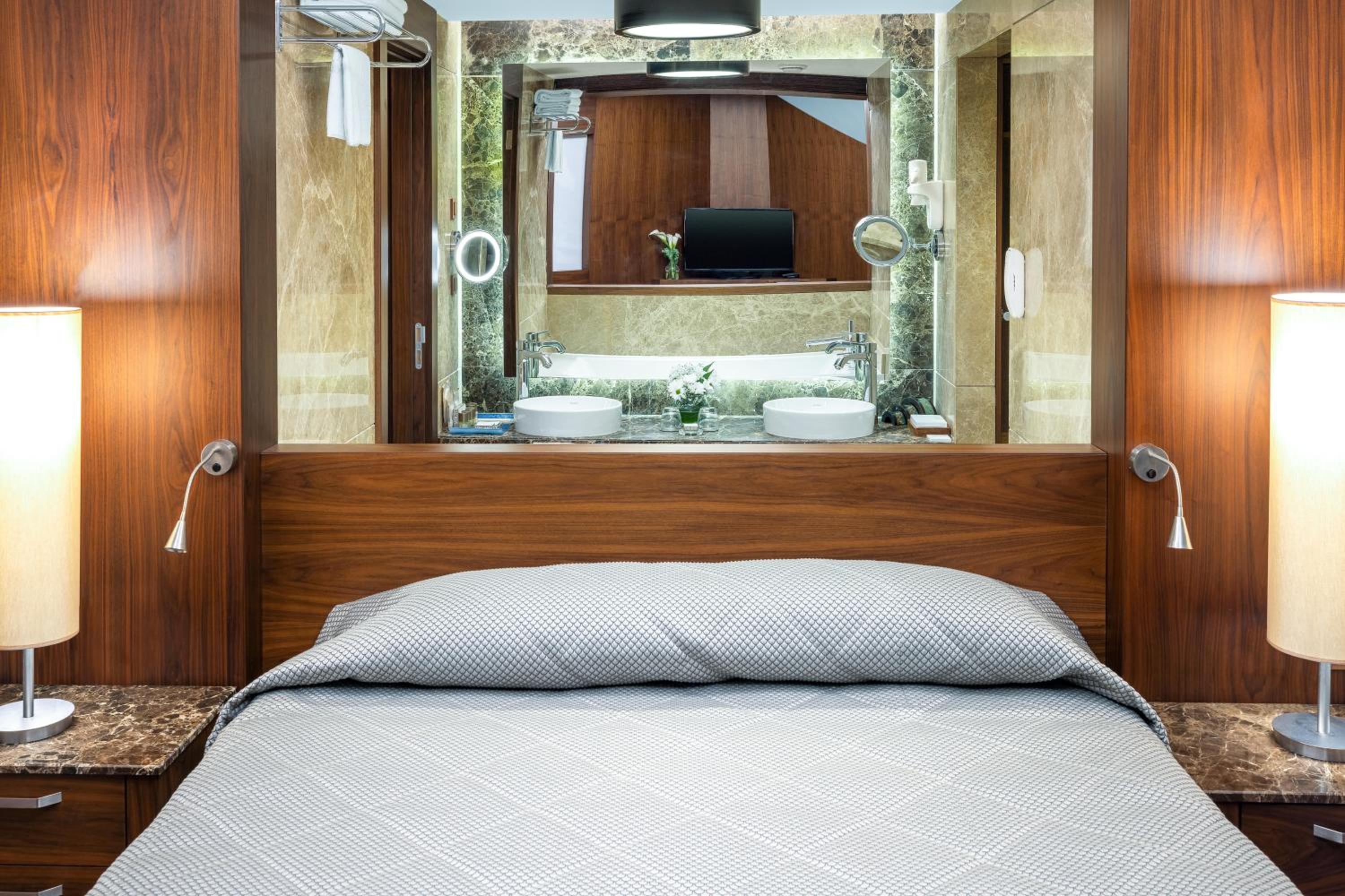 Deluxe Royal Suite with Sea View and Balcony thumbnail 6