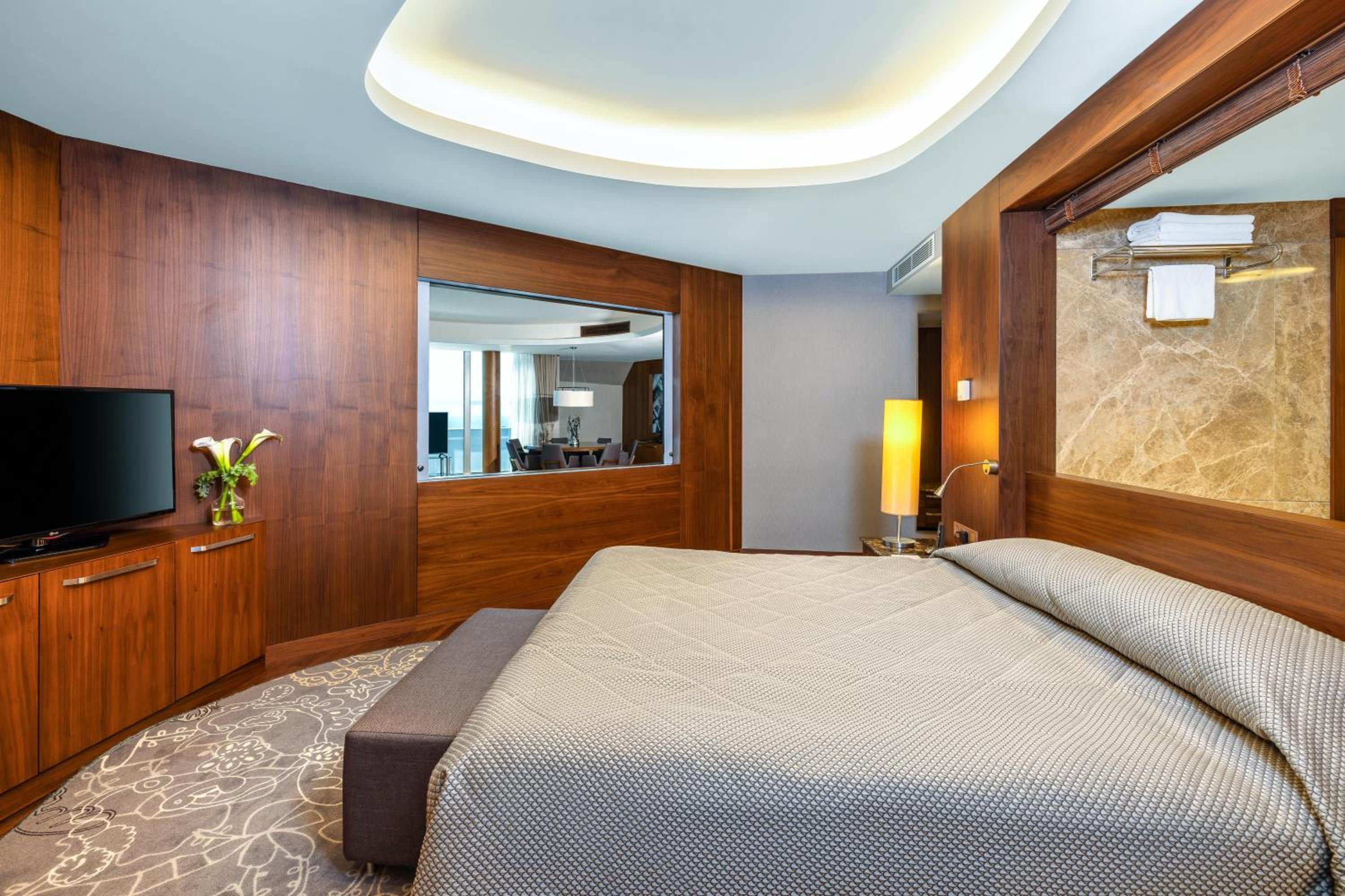 Deluxe Royal Suite with Sea View and Balcony thumbnail 5